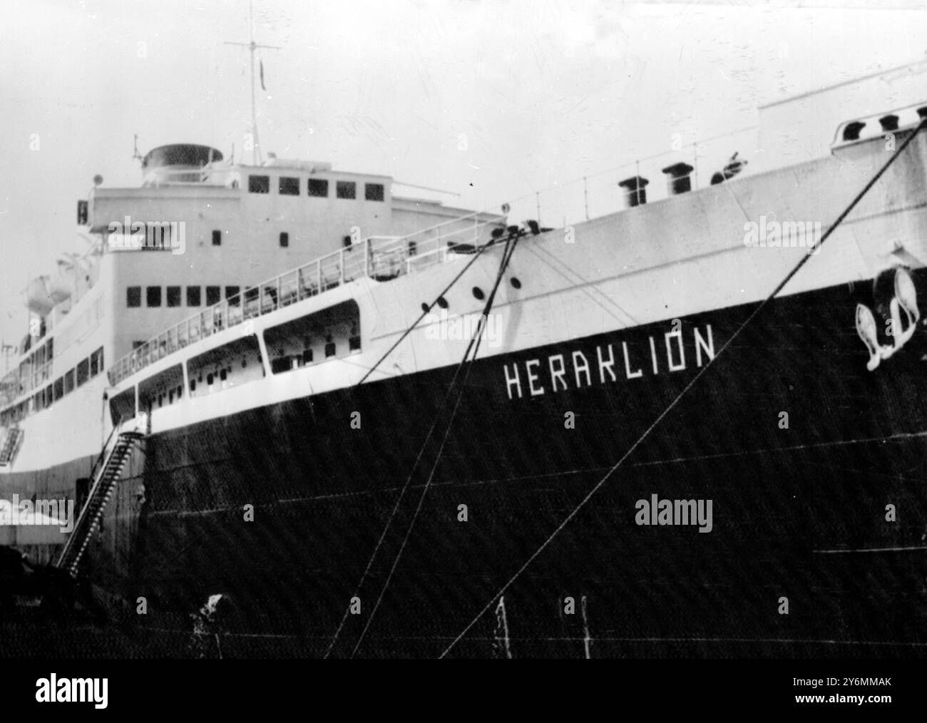 Atene, Grecia : il traghetto 'Heraklion' (8900 tonnellate) di proprietà della linea Typaldos di Old Bond Street, Londra - che opera un servizio regolare tra Chanea, Creta e la Grecia continentale - è mostrato ormeggiato al porto del Pireo, prima della sua partenza per l'ultimo viaggio. "Heraklion" ha lasciato Creta come al solito ieri sera e doveva essere al Pireo, il porto di Atene questa mattina, ma il traghetto passeggeri e auto costruito dagli inglesi è affondato in violente tempeste oggi. Tutte le 262 persone a bordo erano temute annegate . 8 dicembre 1966 Foto Stock