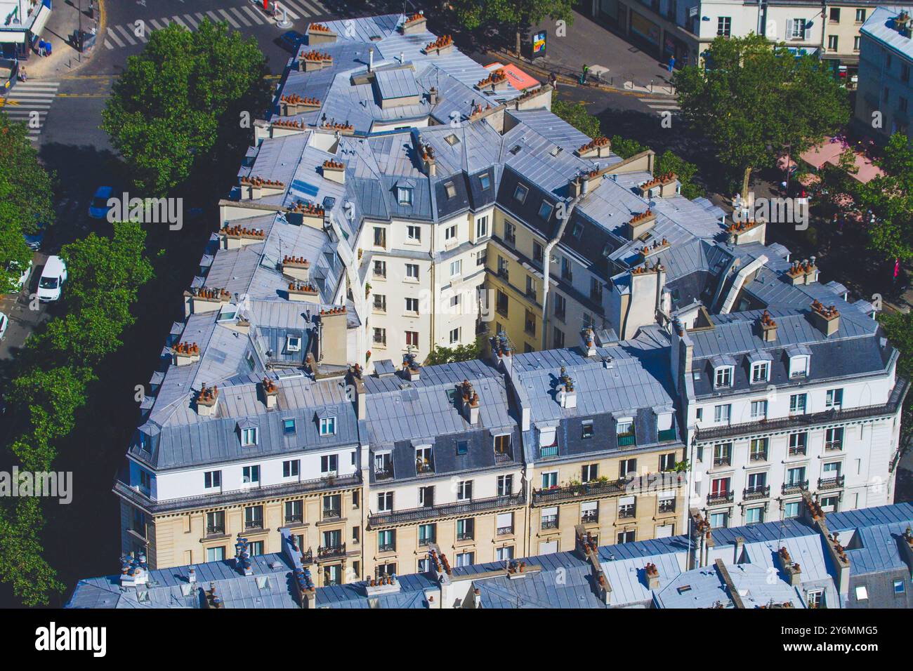 Francia, ile-de-France, Parigi, 15° arrondissement, blocco di edifici, stile Haussmann triangolare, tra Avenue du Maine e Boulevard de Montparnas Foto Stock