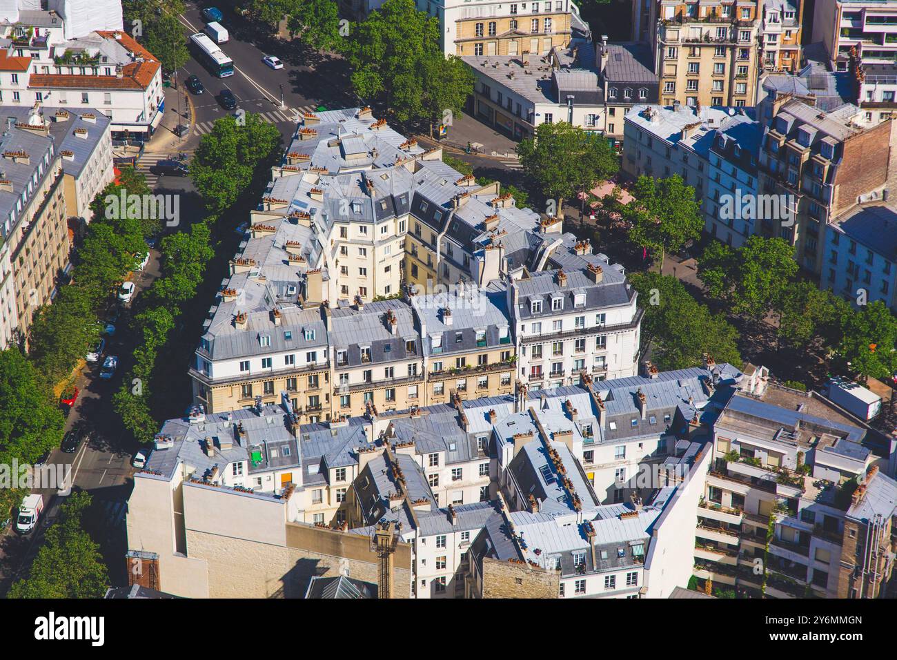 Francia, ile-de-France, Parigi, 15° arrondissement, blocco di edifici, stile Haussmann triangolare, tra Avenue du Maine e Boulevard de Montparnas Foto Stock