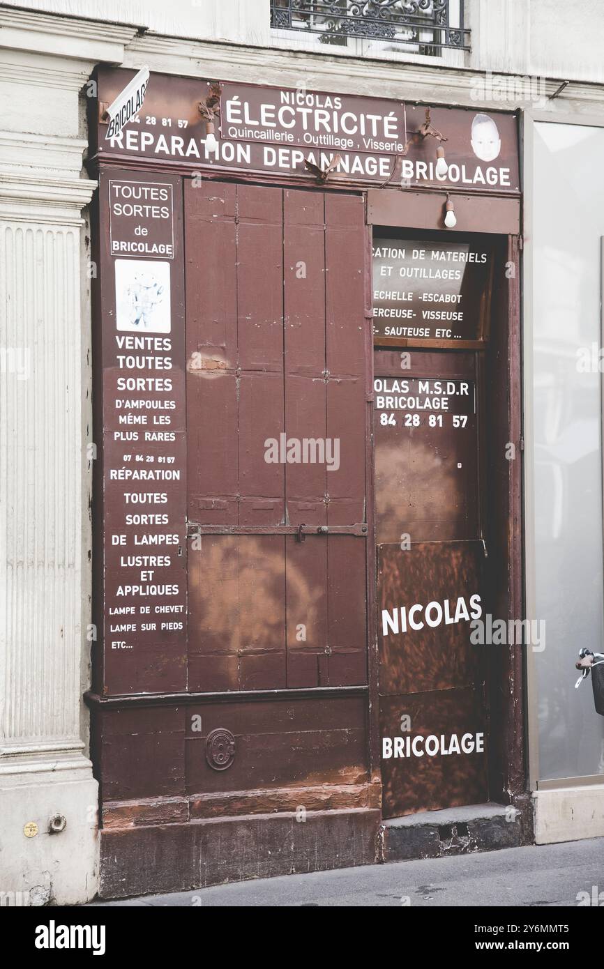 Francia, ile-de-France, Parigi, 9° arrondissement, vecchio magazzino di Nicolas, riparazione guasti multi-servizio Foto Stock