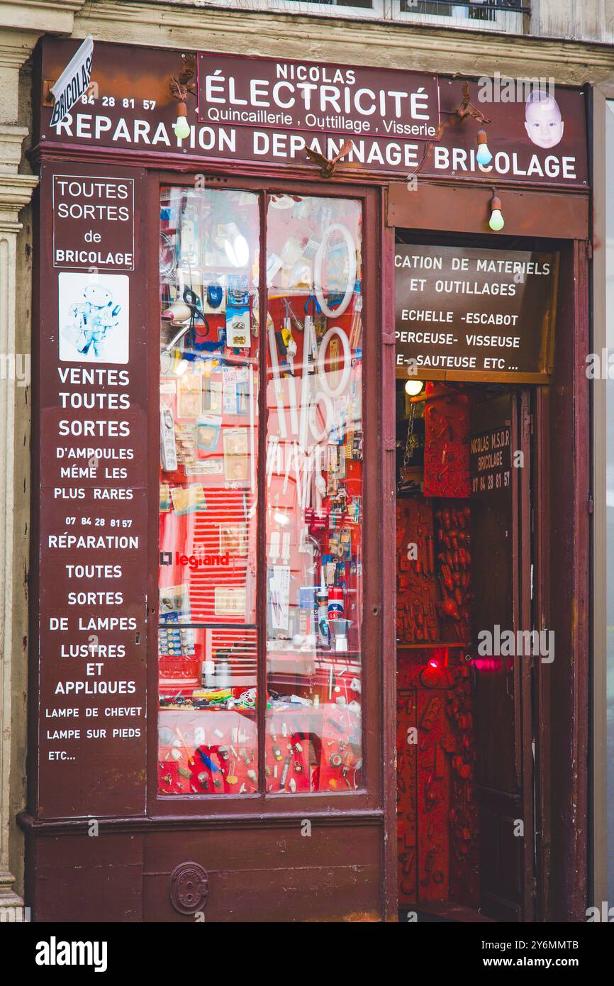 Francia, ile-de-France, Parigi, 9° arrondissement, vecchio magazzino di Nicolas, riparazione guasti multi-servizio Foto Stock