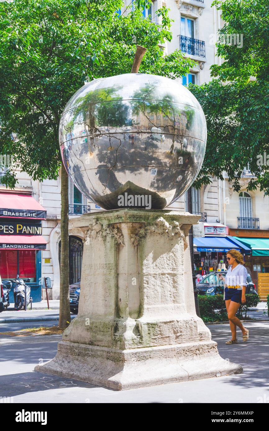 Francia, ile-de-France, Parigi, Boulevard de Clichy, Place de Clichy, la quarta mela, un'opera di Franck Scurti Foto Stock