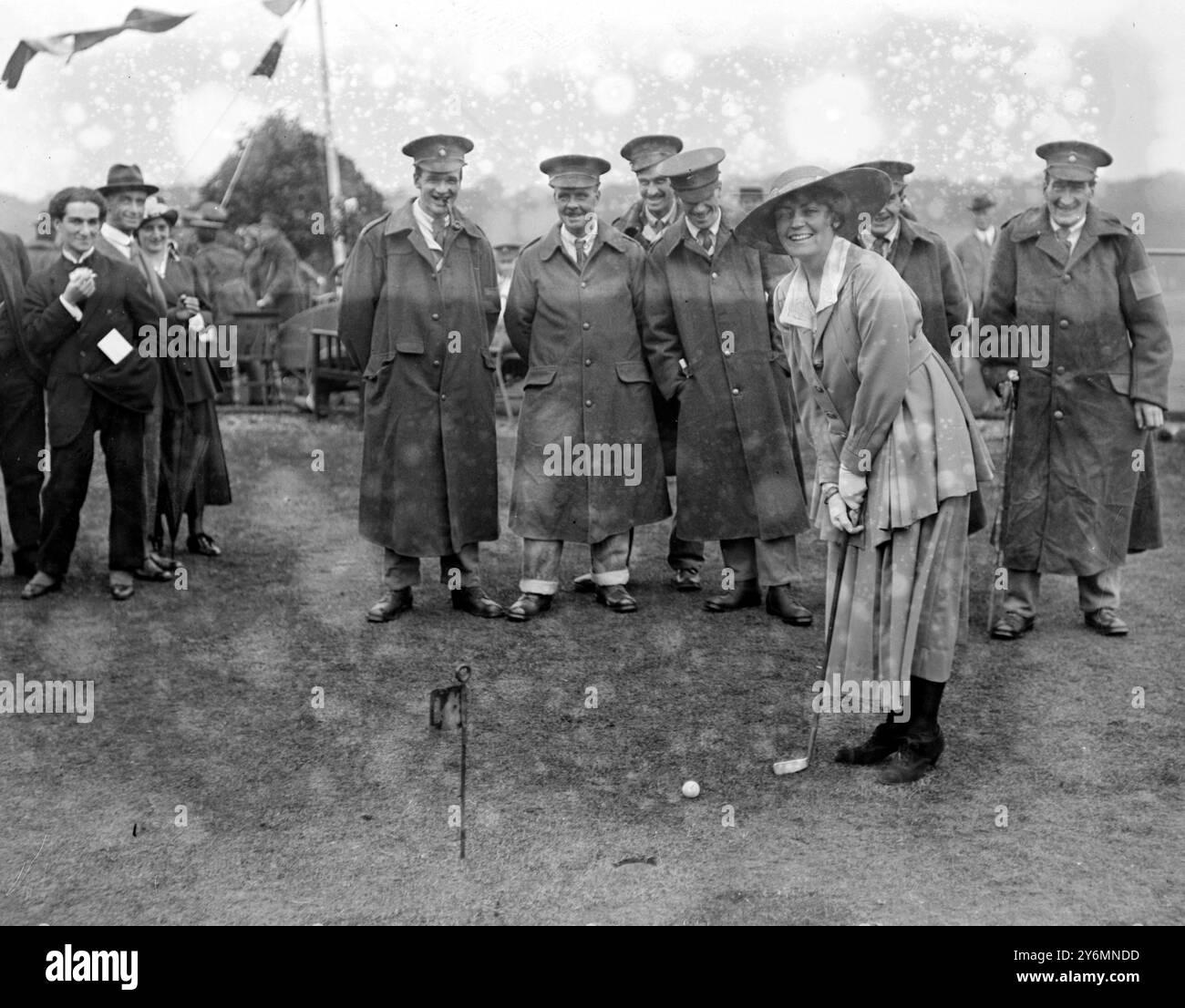 Soldati feriti intrattenuti a Highgate colonel Links, Miss Madge Saunders ( del teatro di gaiety ) Foto Stock