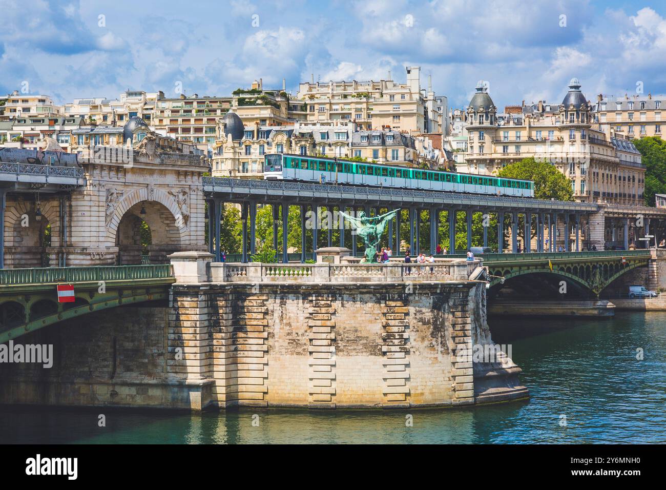 Francia, ile-de-France, Parigi, Statua di Giovanna d'Arco sul ponte di Bir Hakeim Foto Stock