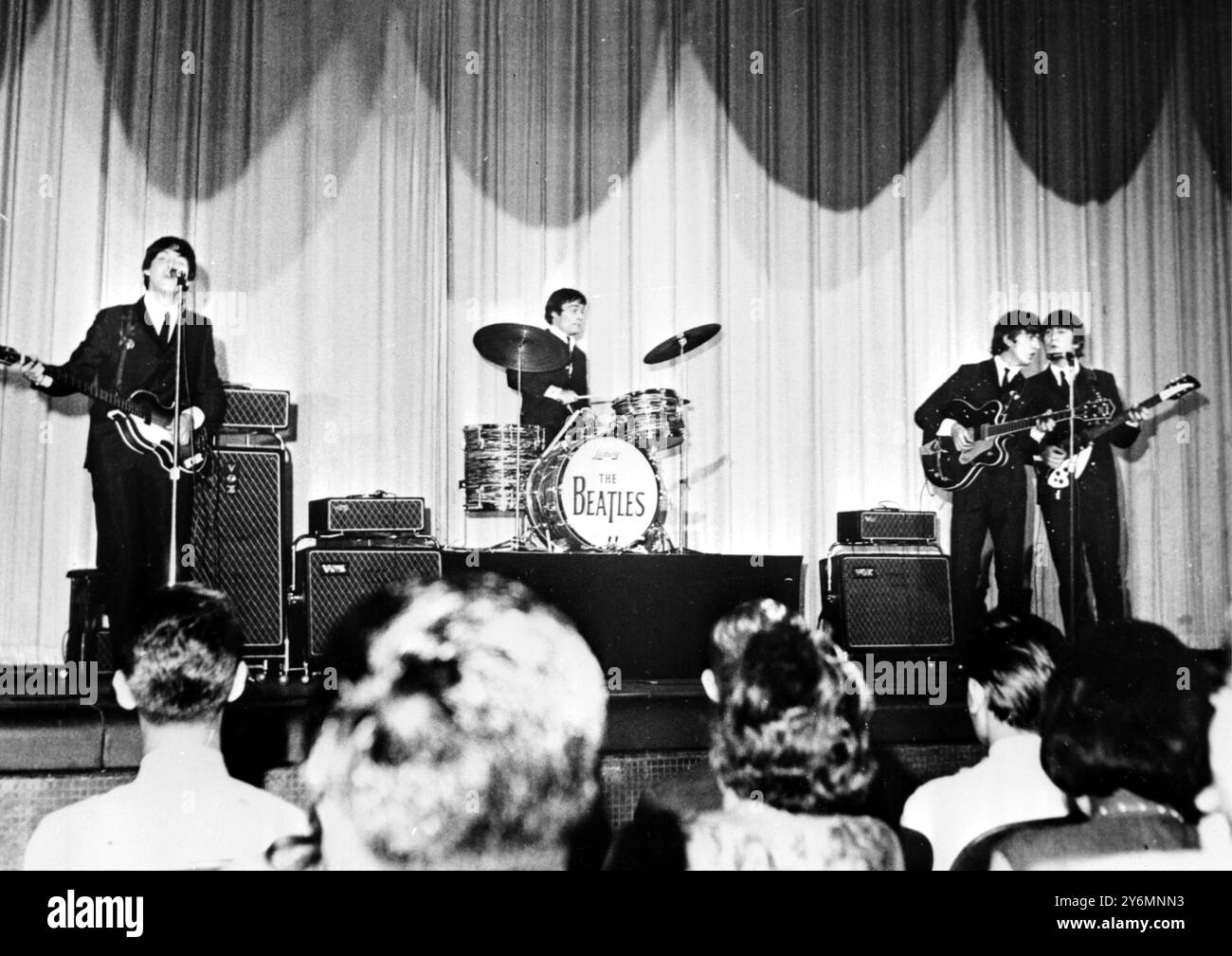 Kowloon, Hong Kong: Gruppo beat britannico, The Beatles, in scena durante una delle loro due esibizioni al Princess Theatre, qui, il 9 giugno. Da sinistra a destra sono Paul McCartney, sostituto di Jimmy Nicol, George Harrison e John Lennon. Il giorno seguente i Beatles volarono in Australia per altri concerti. 13 giugno 1964 Foto Stock