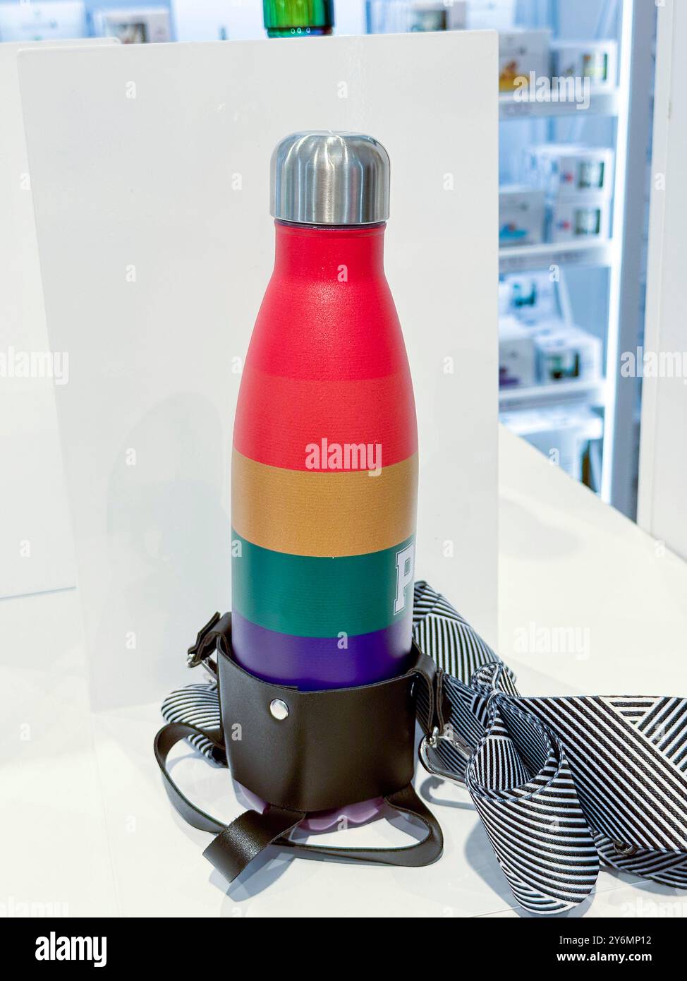 Bottiglia d'acqua in alluminio nei colori arcobaleno LGBT Foto Stock