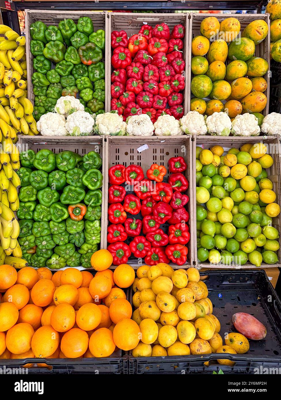 Esposizione di frutta e verdura in un supermercato Foto Stock