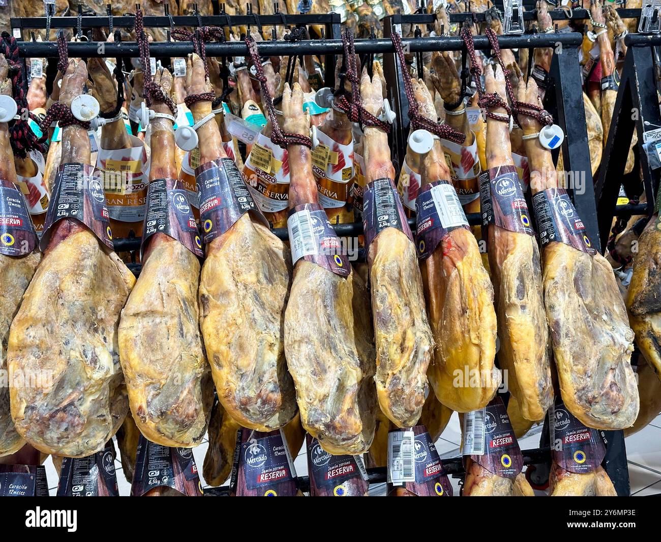 Prosciutti iberici, prosciutto di Serrano in un supermercato spagnolo Foto Stock