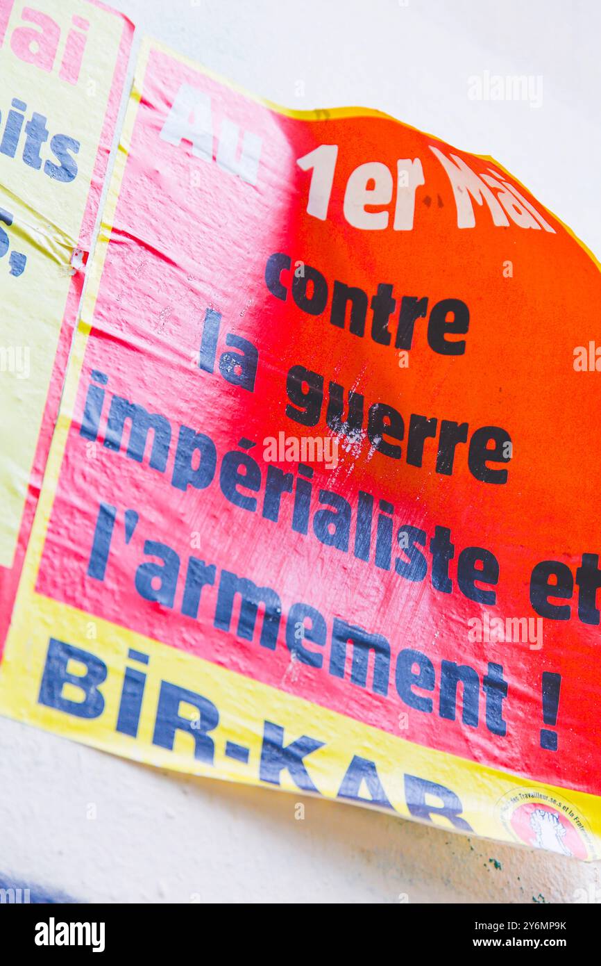 Vecchio manifesto tolto dalla manifestazione del 1° maggio, contro la guerra imperialista e l'armamento di Bir-Kar Foto Stock