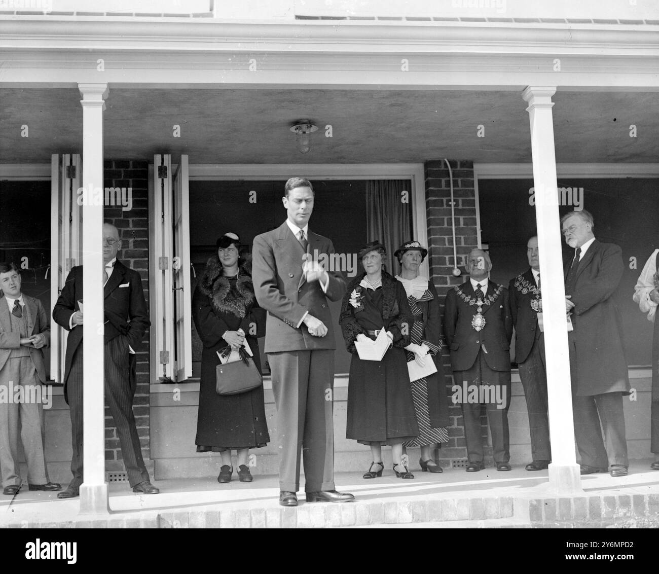 Il duca di York con alcuni dei più piccoli all'apertura di tutta Margaret MacMillan House, Wrotham. 5 maggio 1936 Foto Stock