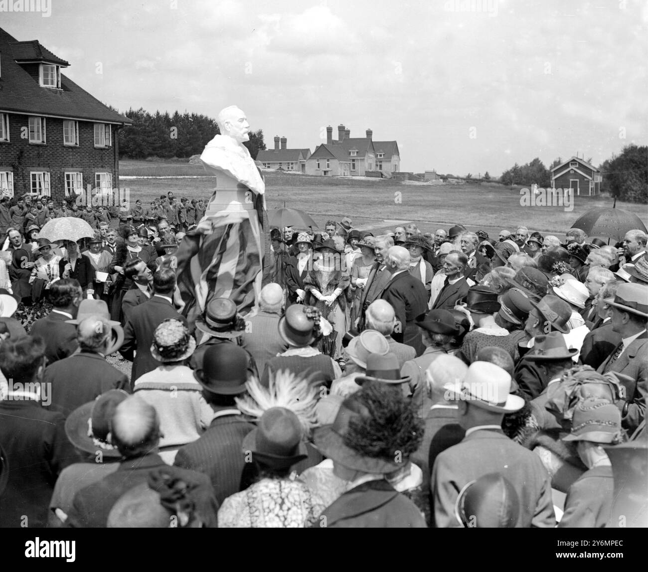 Giornata del fondatore ad Alton. Viscount Cave svela il memoriale del defunto Sir William Treloar. 1925 Foto Stock