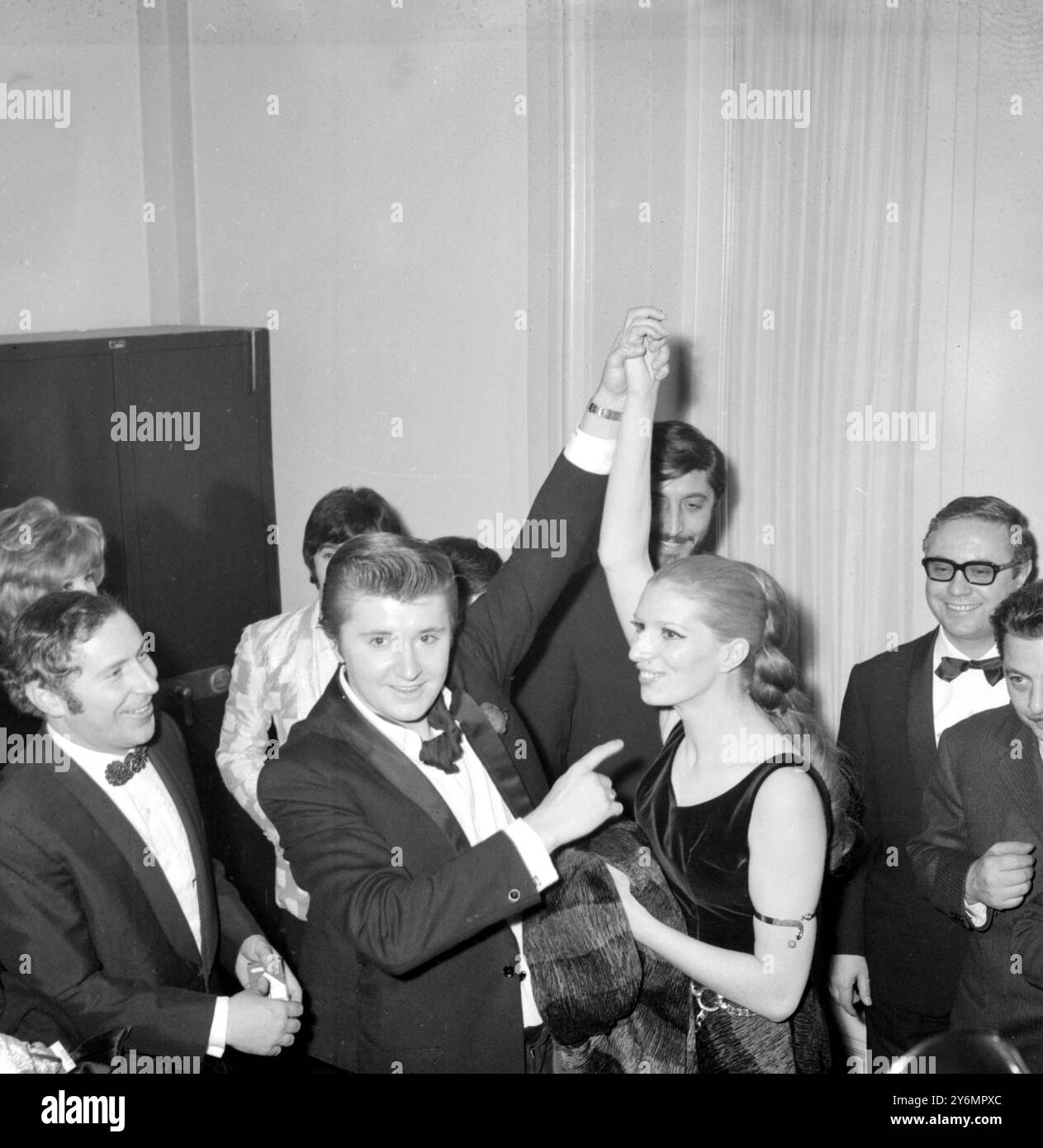 Sanremo, Italia; i cantanti italiani Bobby solo (a sinistra) e IVA Zanicchi, alzano le mani dopo aver vinto qui il Festival Sanremo 1969 Song il 1° febbraio con la loro canzone Zingara (zingara). 4 febbraio 1969 Foto Stock