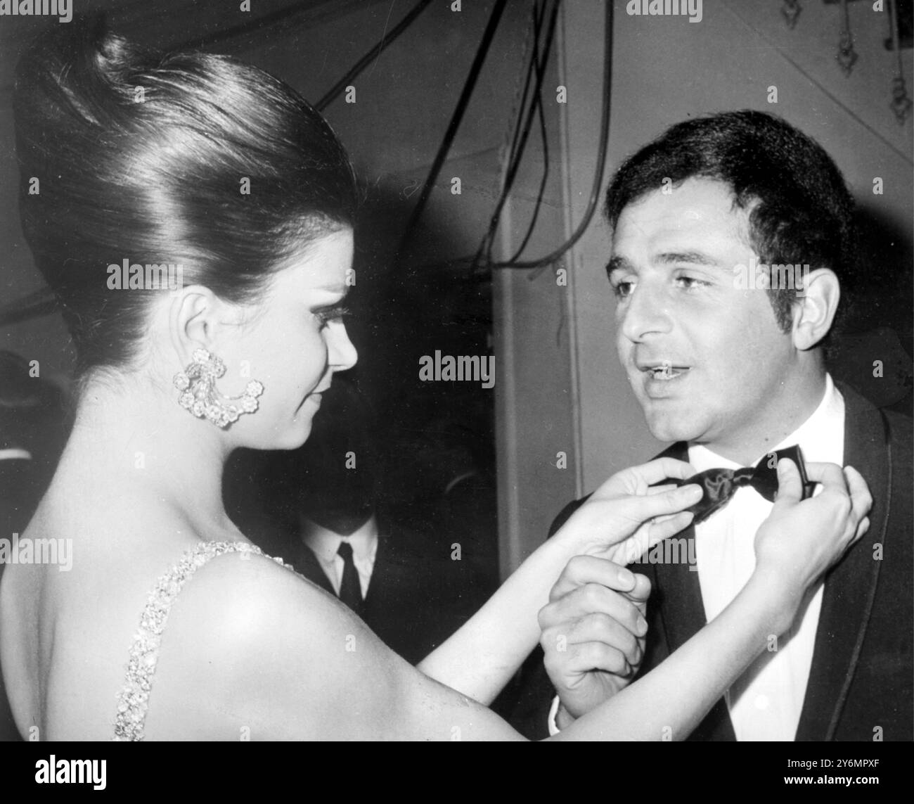 San Remo, Milva italiana e Richard Anthony di Frances, ritratti prima di prendere parte alla finale dell'annuale festival della canzone Sanremo qui il 29 gennaio. Hanno cantato la stessa canzone, "nessuno di voi". Il Festival è stato vinto da Domenico Modugno, compositore/cantante italiano con la sua canzone "God, How i Love You". Febbraio 1966 Foto Stock