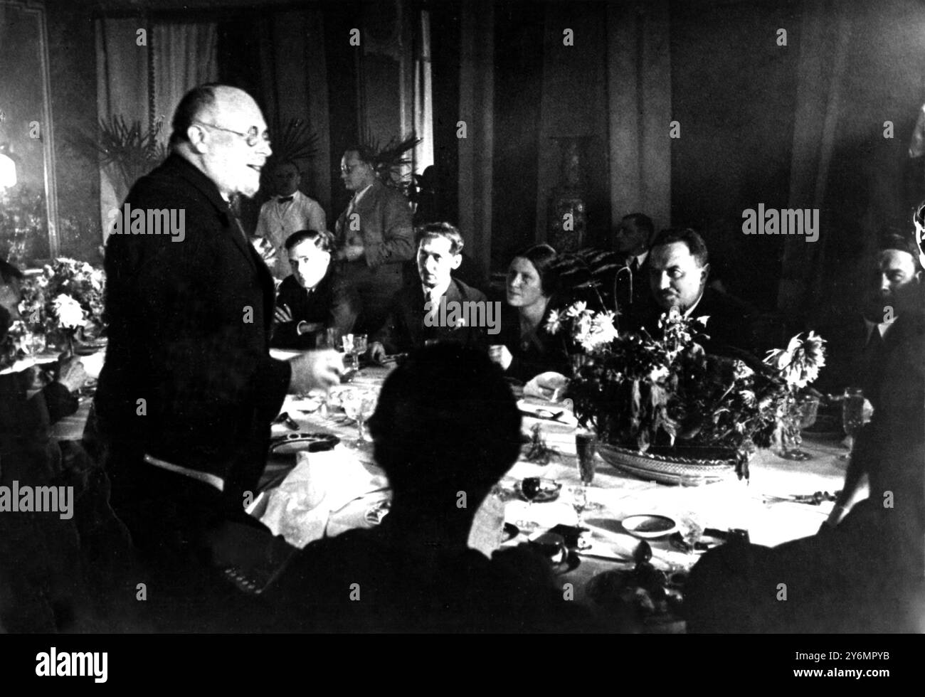 J. C. Delecki, capo redattore di Tass Agency, l'agenzia di stampa ufficiale russa è uno dei sette principali cittadini sovietici arrestati e imprigionati a Mosca. Delecki ha cercato di suicidarsi nel suo appartamento mentre la polizia dell'OGPU è venuta a portarlo via. Disegnò un revolver e gli puntò la testa, ma un ufficiale lo mise da parte e solo una ferita di cuoio capelluto fu causata. I sette accusati sono accusati di spionaggio, sabotaggio, trotskismo e altre attività contro-rivoluzionarie. 6 luglio 1937. La foto mostra J. C. Delecki, capo redattore della Tass Agency, ora in arresto. Foto Stock