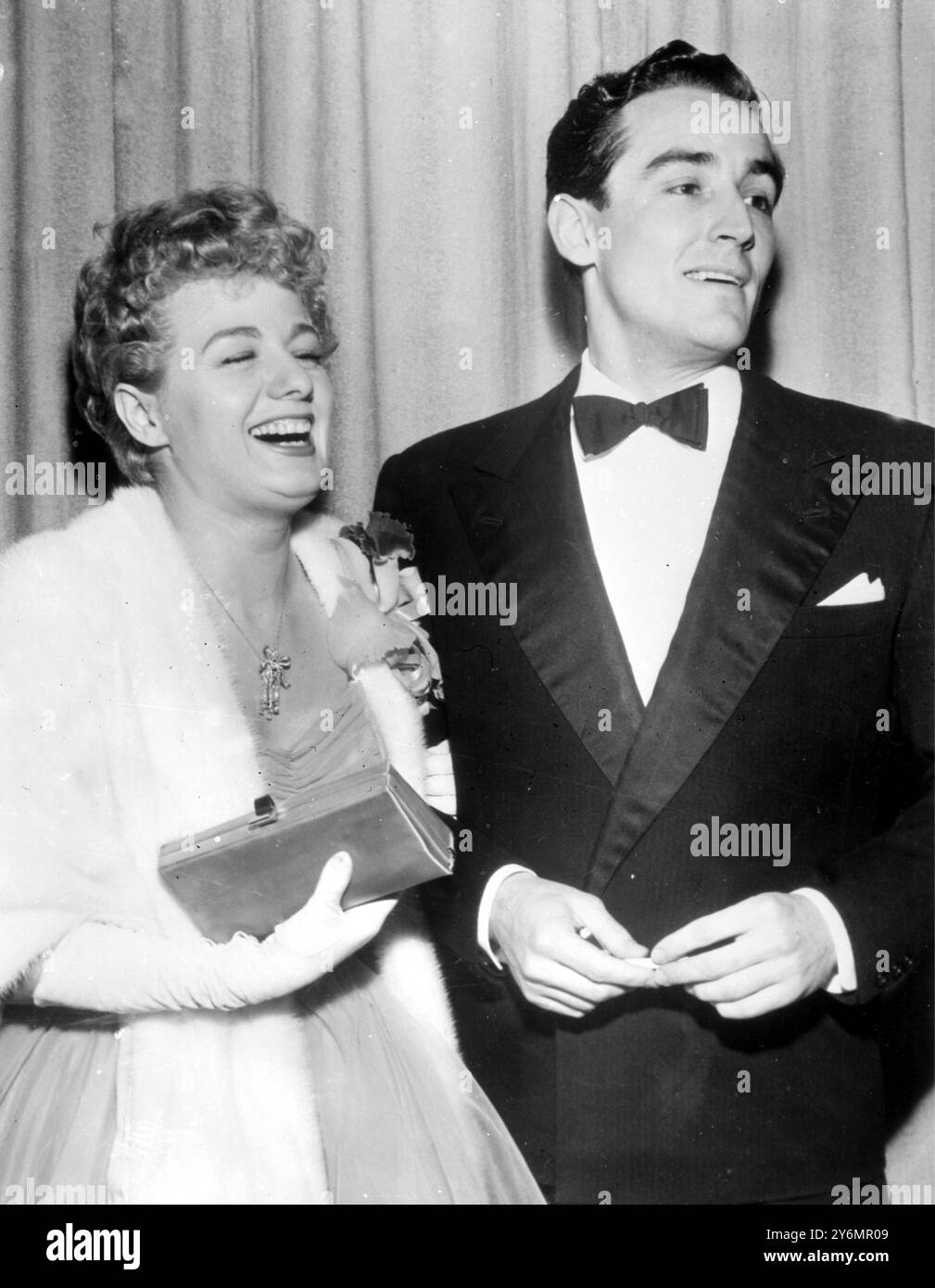 Hollywood : l'attrice Shelley Winters e il suo fidanzato, Vittorio Gassman, attore italiano, sono arrivati qui al Pantages Theatre per la 24esima edizione dell'Oscar. Miss Winters è stata nominata per il premio "Best Actress", vinto dall'attrice britannica Vivien Leigh. 23 marzo 1952 Foto Stock