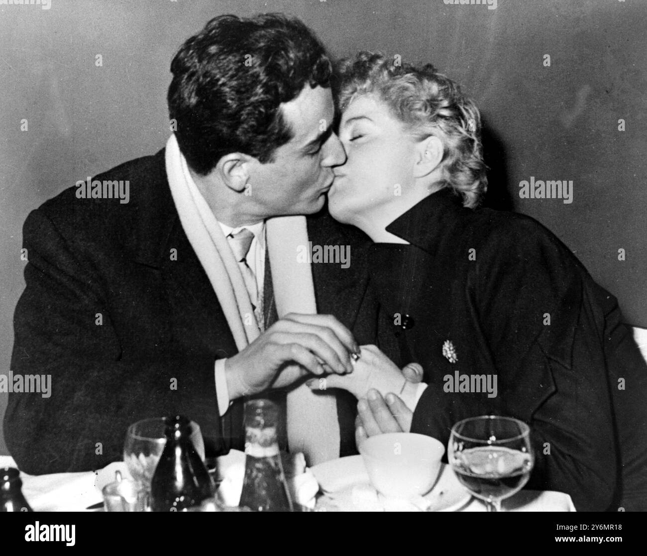 Hollywood: L'attrice Shelley Winters e il suo fidanzato italiano, Vittorio Gassman, lasciarono Roma per l'America in direzione di Las Vegas, Navada. Prima di lasciare Roma mette un anello di fidanzamento al suo dito per sigillare l'atto con un bacio amorevole. 21 febbraio 1952 Foto Stock