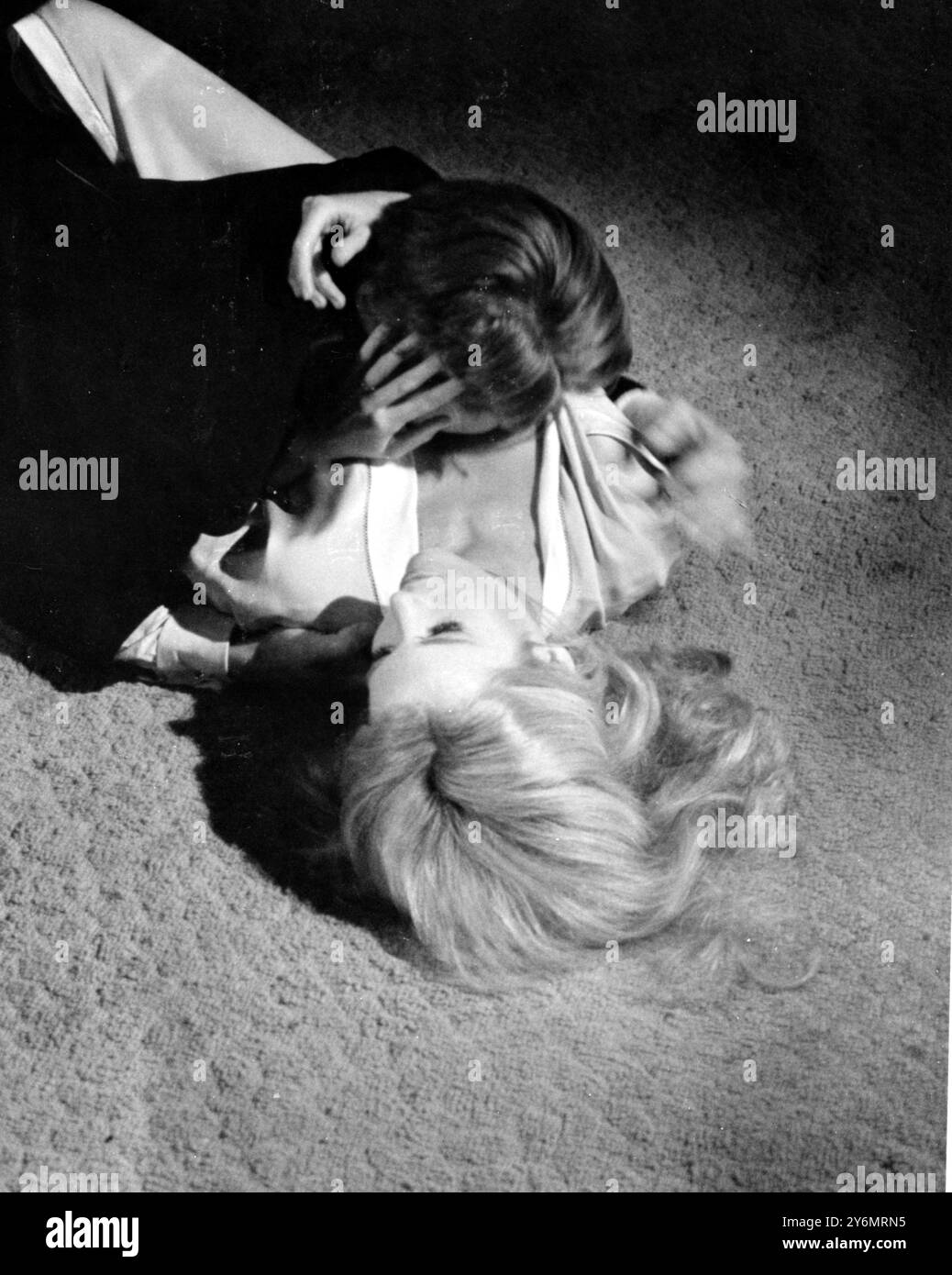 Hollywood, U.S.A.: Scena d'amore, tra Jane fonda e un bel giovane James Fox, quando l'amante rivela che suo marito (Robert Redford) è fuggito dalla predica. Il nuovo film hollywoodiano di Sam Spiegel "The Chase". 3 gennaio 1966 Foto Stock