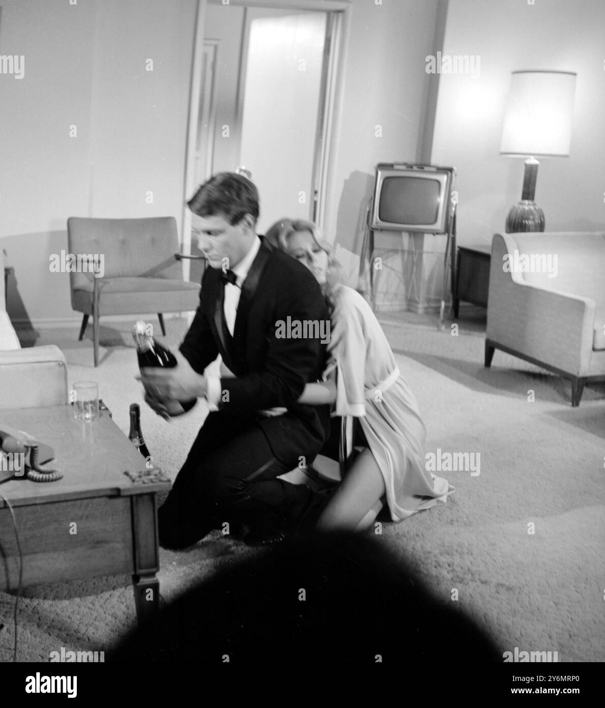 Hollywood, U.S.A.: Scena d'amore, tra Jane fonda e un bel giovane James Fox, quando l'amante rivela che suo marito (Robert Redford) è fuggito dalla predica. Il nuovo film hollywoodiano di Sam Spiegel "The Chase". 3 gennaio 1966 Foto Stock