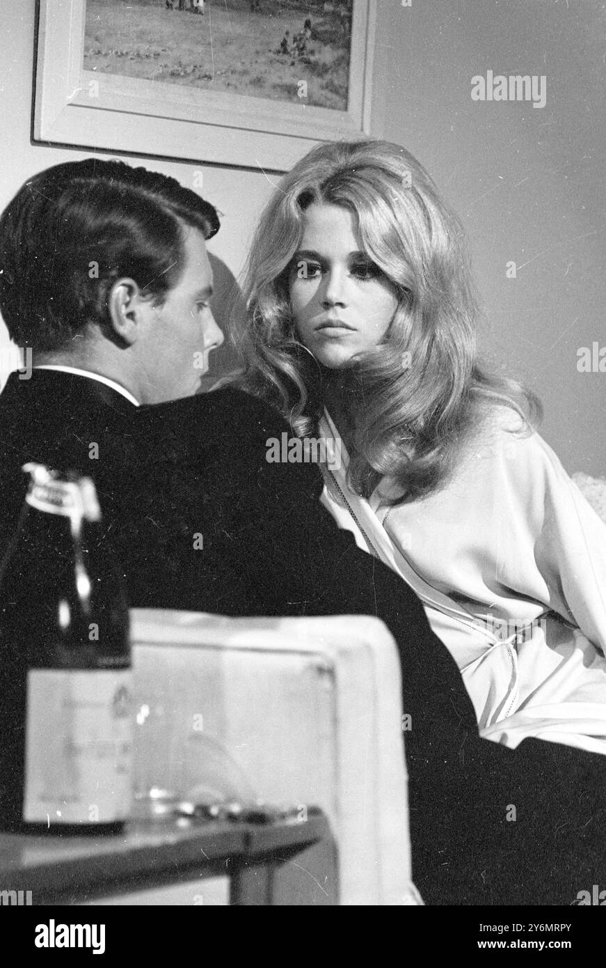 Hollywood, U.S.A.: Scena d'amore, tra Jane fonda e un bel giovane James Fox, quando l'amante rivela che suo marito (Robert Redford) è fuggito dalla predica. Il nuovo film hollywoodiano di Sam Spiegel "The Chase". 3 gennaio 1966 Foto Stock