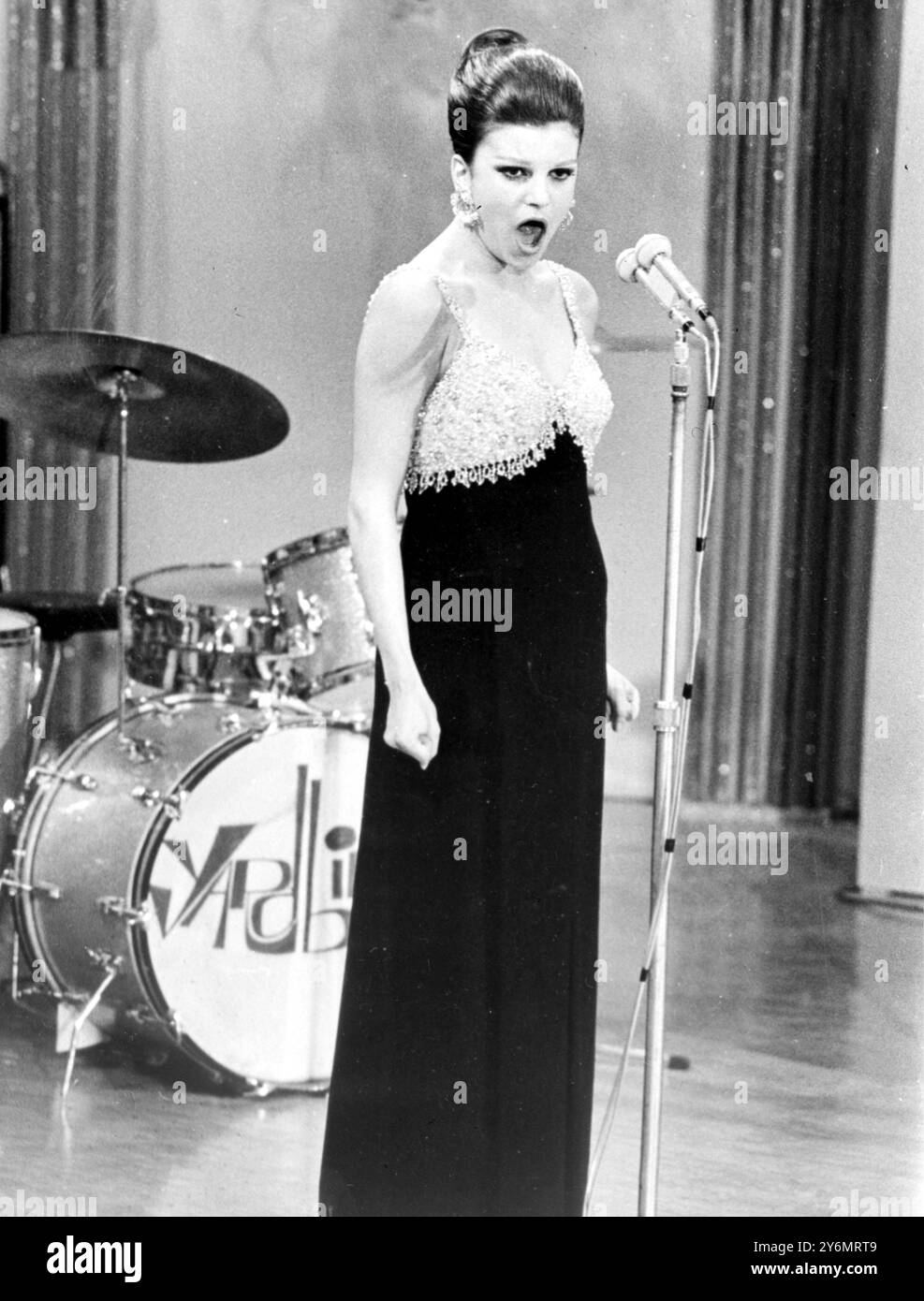 San Remo Milva canta durante le finali dell'annuale festival Sanremo Song qui 29 gennaio. Il Festival è stato vinto da Domenico Modugno, compositore/cantante italiano con la sua canzone "God, How i Love You". Febbraio 1966 Foto Stock