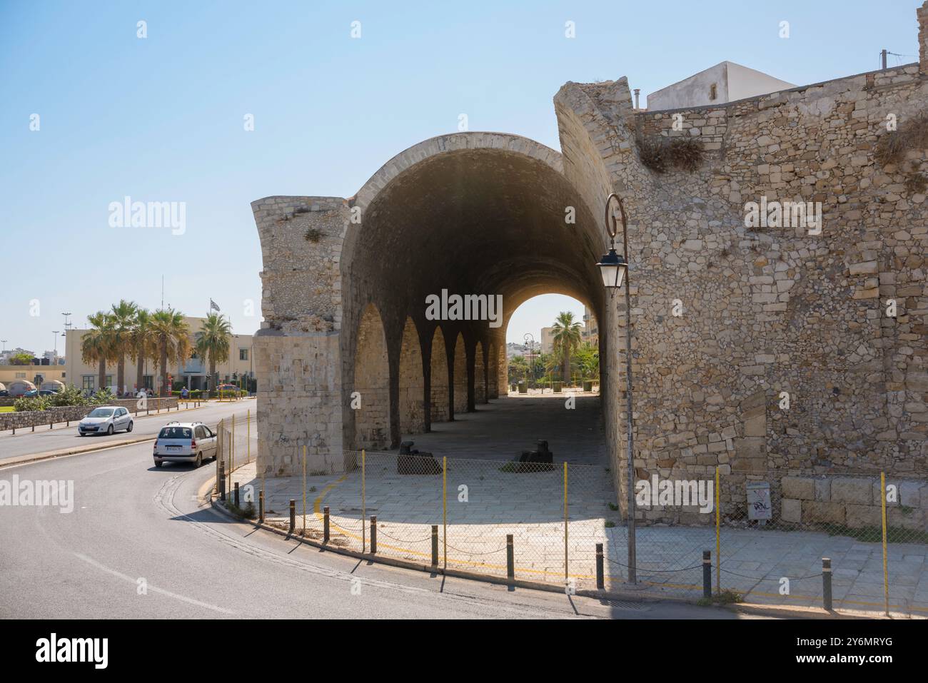 Arsenali di Heraklion, vista dell'arsenale veneziano del XVI secolo - capannoni delle navi - situato nell'area del porto veneziano della città vecchia di Heraklion, Creta. Foto Stock