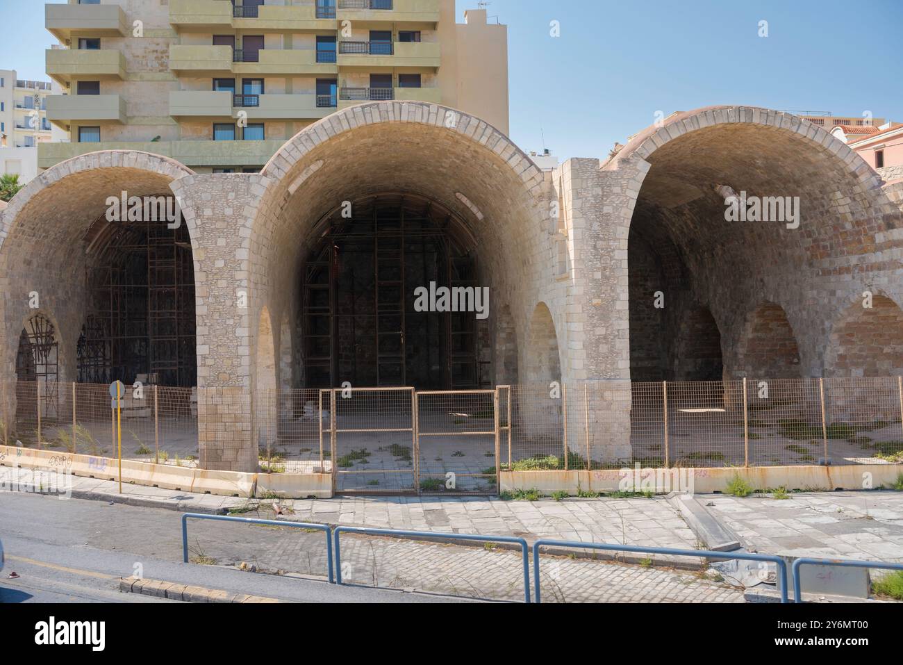 Arsenali di Heraklion, vista di una sezione dell'arsenale veneziano del XVI secolo - capannoni delle navi - situato nell'area del porto della città vecchia di Heraklion, Creta. Foto Stock