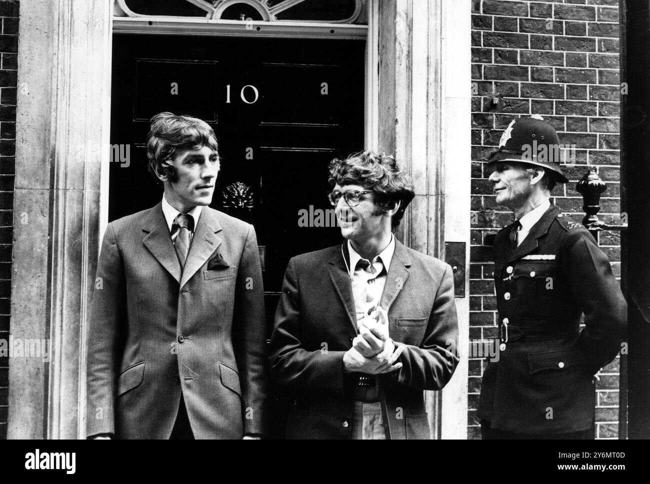 Peter Cook in Downing Street. Peter Cook è protagonista del primo lungometraggio di David Frosts, "The Rise and Rise of Michael Rimmer" scene per le quali sono state girate fuori dalla residenza ufficiale del primo ministro. 13 luglio 1969 Foto Stock