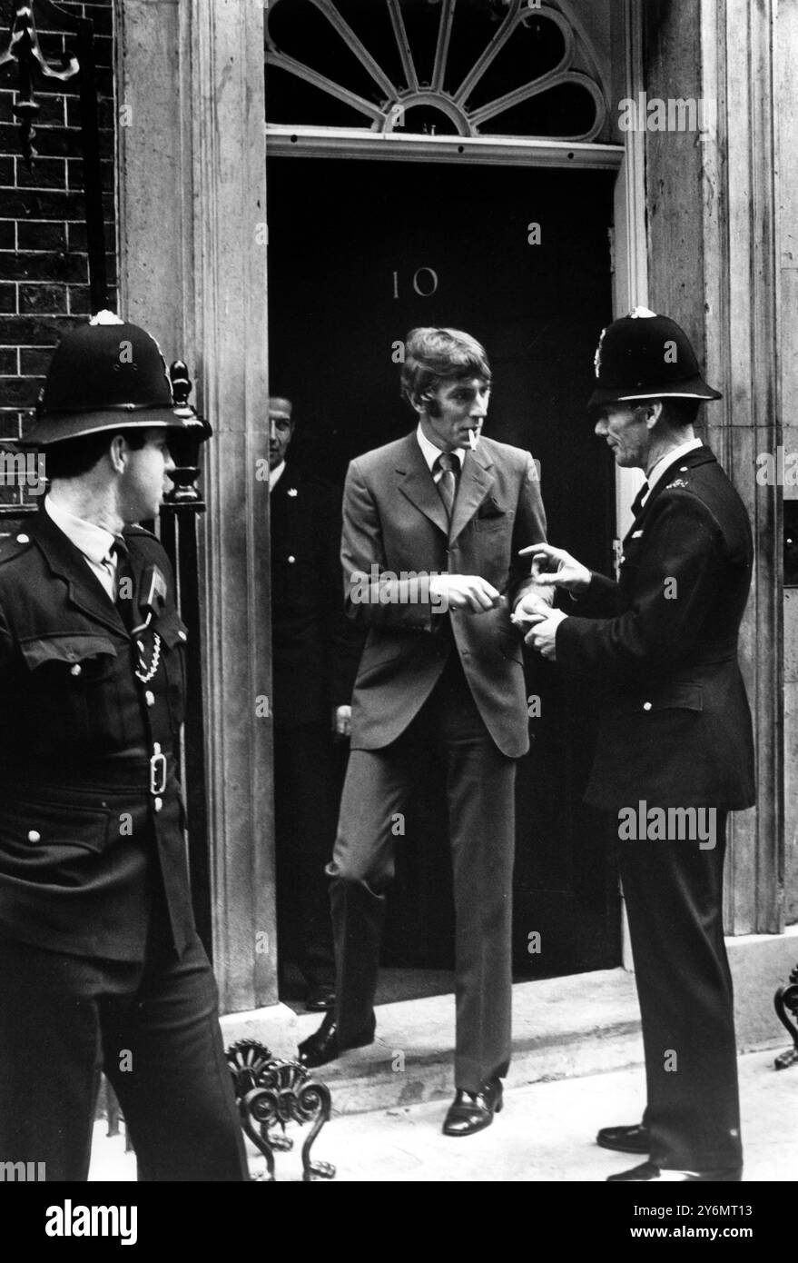 Peter Cook in Downing Street. Peter Cook è protagonista del primo lungometraggio di David Frosts, "The Rise and Rise of Michael Rimmer" scene per le quali sono state girate fuori dalla residenza ufficiale del primo ministro. 13 luglio 1969 Foto Stock