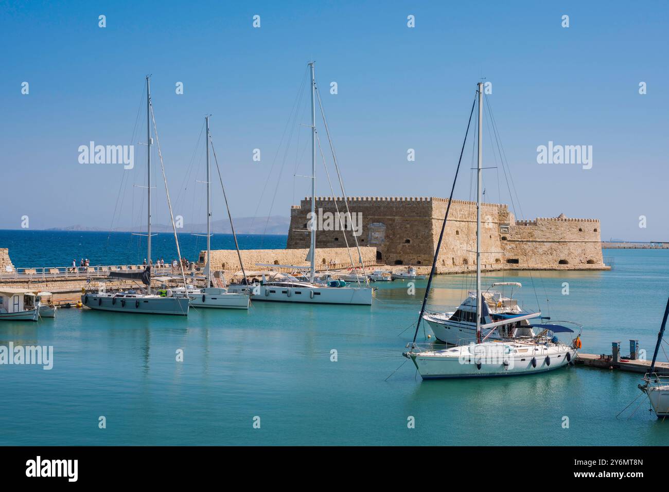 Porto di Heraklion Creta, vista degli yacht ormeggiati lungo le mura del porto veneziano che conducono alla fortezza del XVI secolo (Koules), Heraklion (Iraklio) Foto Stock