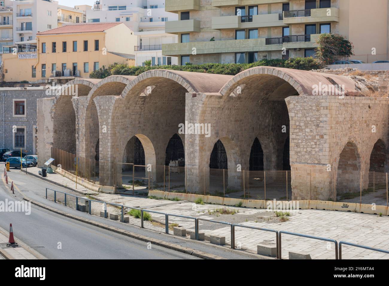 Arsenali di Heraklion, vista dell'arsenale veneziano del XVI secolo - capannoni delle navi - situato nell'area del porto veneziano della città vecchia di Heraklion, Creta. Foto Stock