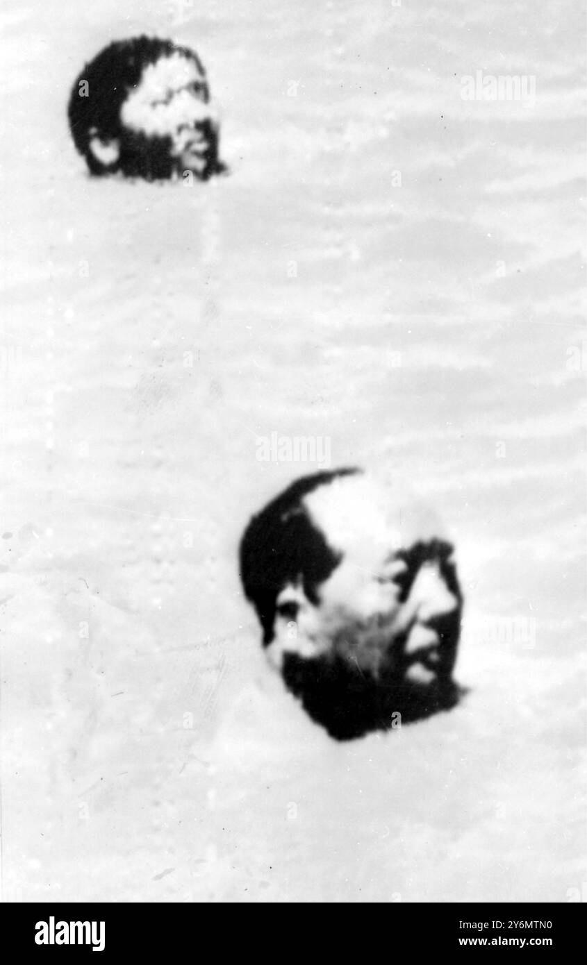 Pechino: Il leader comunista di 72 anni Mao Tsu Tunr ( a destra ) nuota in grande spirito nel fiume Yangtze il 16 luglio. Si diceva che Mao avesse nuotato quasi 15 km abbiamo corrente e non mostrava debolezza. 25 luglio 1966 Foto Stock