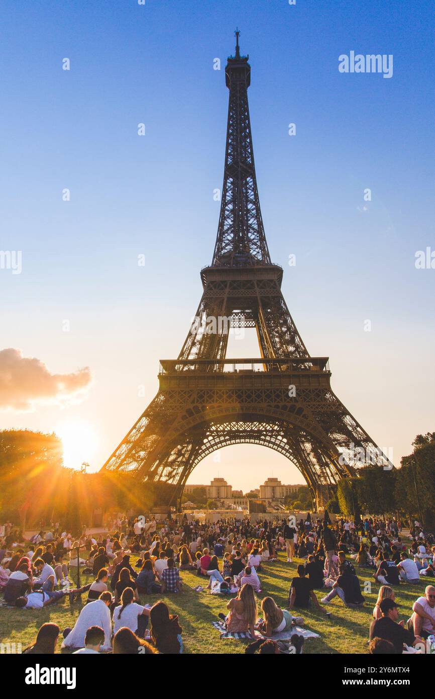 Francia, ile-de-France, Parigi, Torre Eiffel, turisti sul campo di Marte Foto Stock