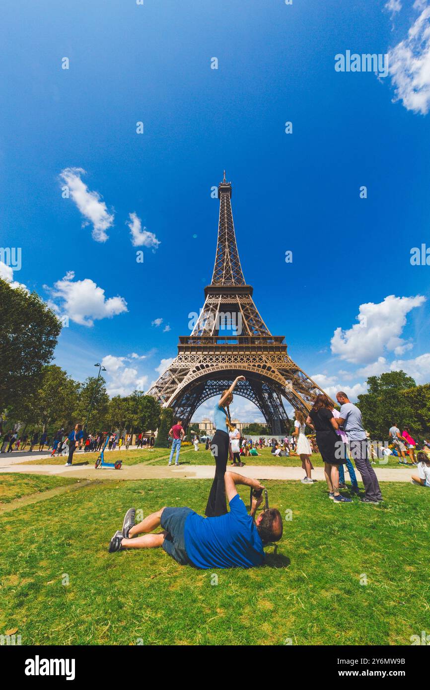 Francia, ile-de-France, Parigi, Torre Eiffel, turisti sul campo di Marte Foto Stock