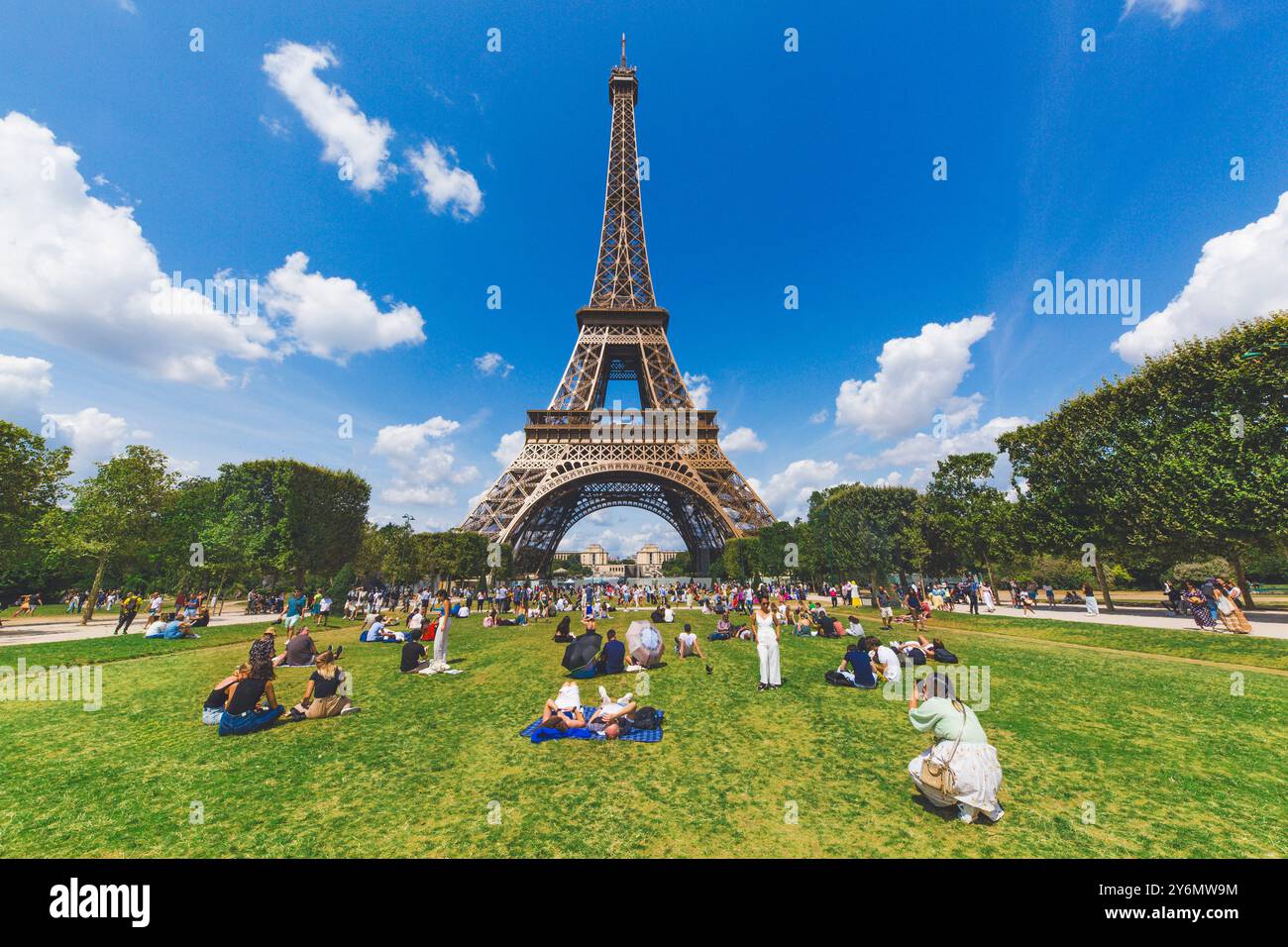 Francia, ile-de-France, Parigi, Torre Eiffel, turisti sul campo di Marte Foto Stock