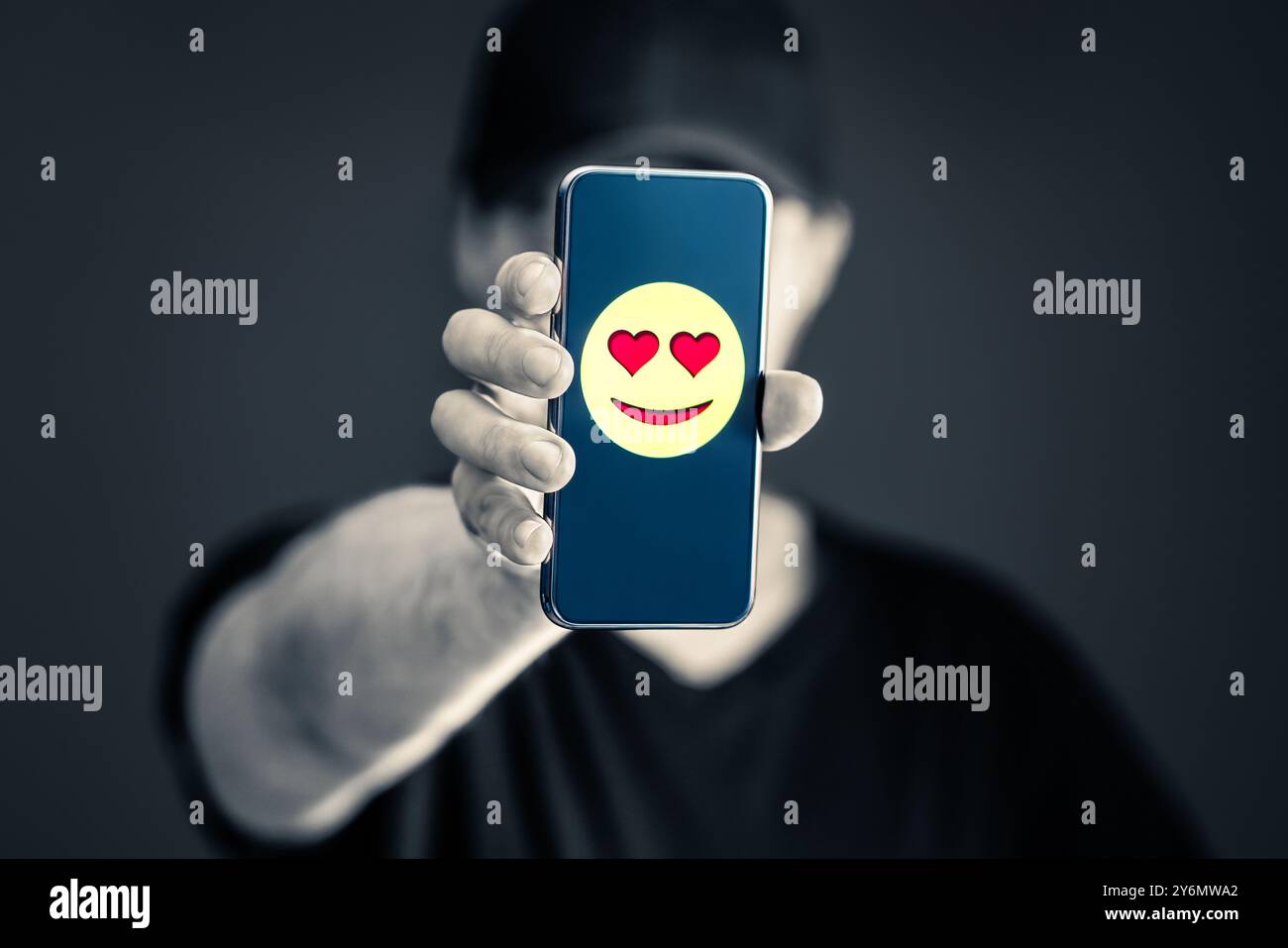 Adora truffa e frode romantica con un profilo falso online. Sito di incontri Catfish. Truffatore con telefono. Inganno di denaro con identità rubata su Internet Foto Stock