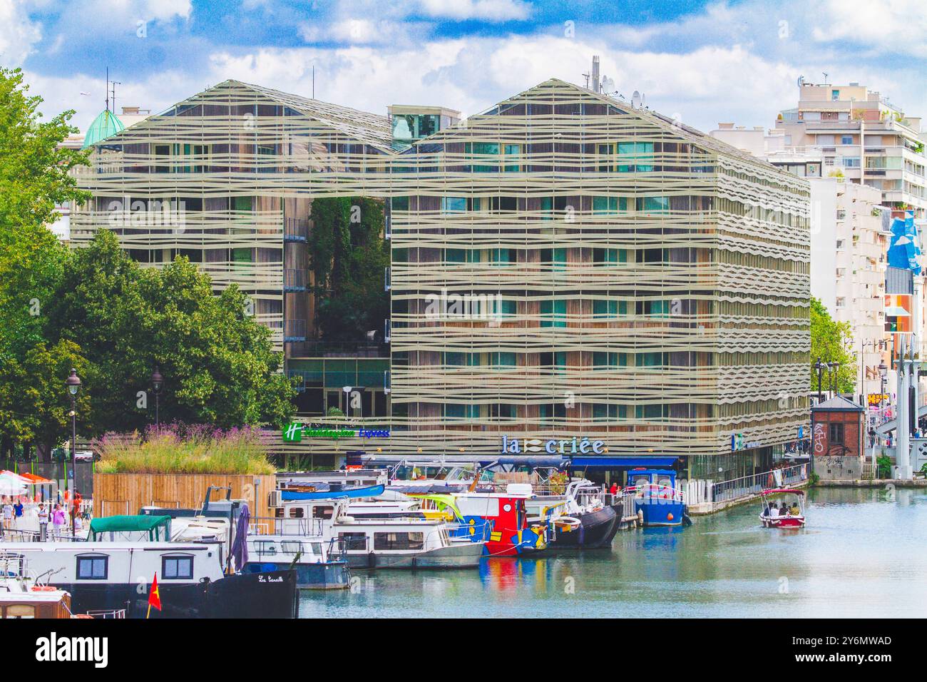 Francia, ile-de-France, Parigi, Quai de la Seine, Holiday Inn Express Paris Canal De la Villette e ristorante la criee Foto Stock