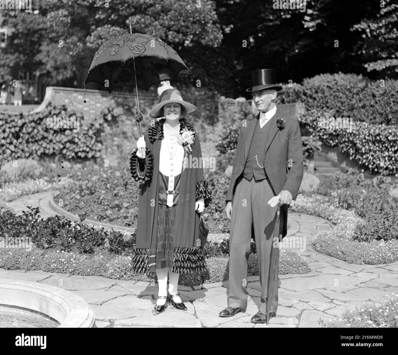 La festa in giardino di Sir Arthur e Lady Crosfield a West Hills, Highgate. Lady Alice Mahon e il signor Harvey Hodder. 1927 Foto Stock