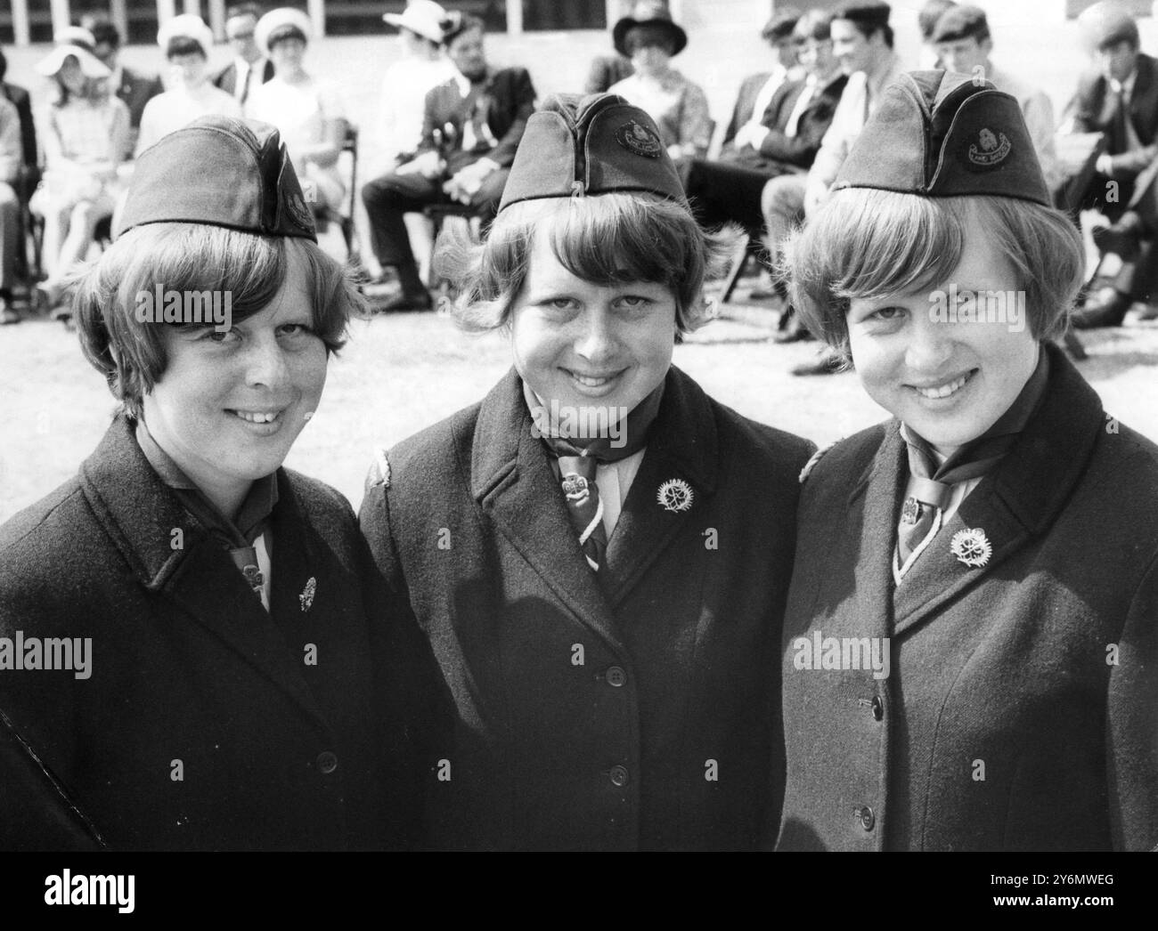 Gloria (a sinistra, Julia (al centro) e Jennifer Kensett, triplette di 20 anni dal 234 di Kingsclere Avenue, Weston, Southampton, che sono stati ospiti al ricevimento estivo per i vincitori del premio d'oro Duke of Edinburgh a Buckingham Palace. Il duca si spostò tra i suoi numerosi ospiti nei terreni del Palazzo. Tutte le triplette sono membri della 1st Weston Land Rangers Company del Girl Guide Movement. Gloria è un'assistente alle vendite; Julia infermiera iscritta allo Stato; Jennifer una tipista audio. - 21 luglio 1969 - ©TopFoto Foto Stock