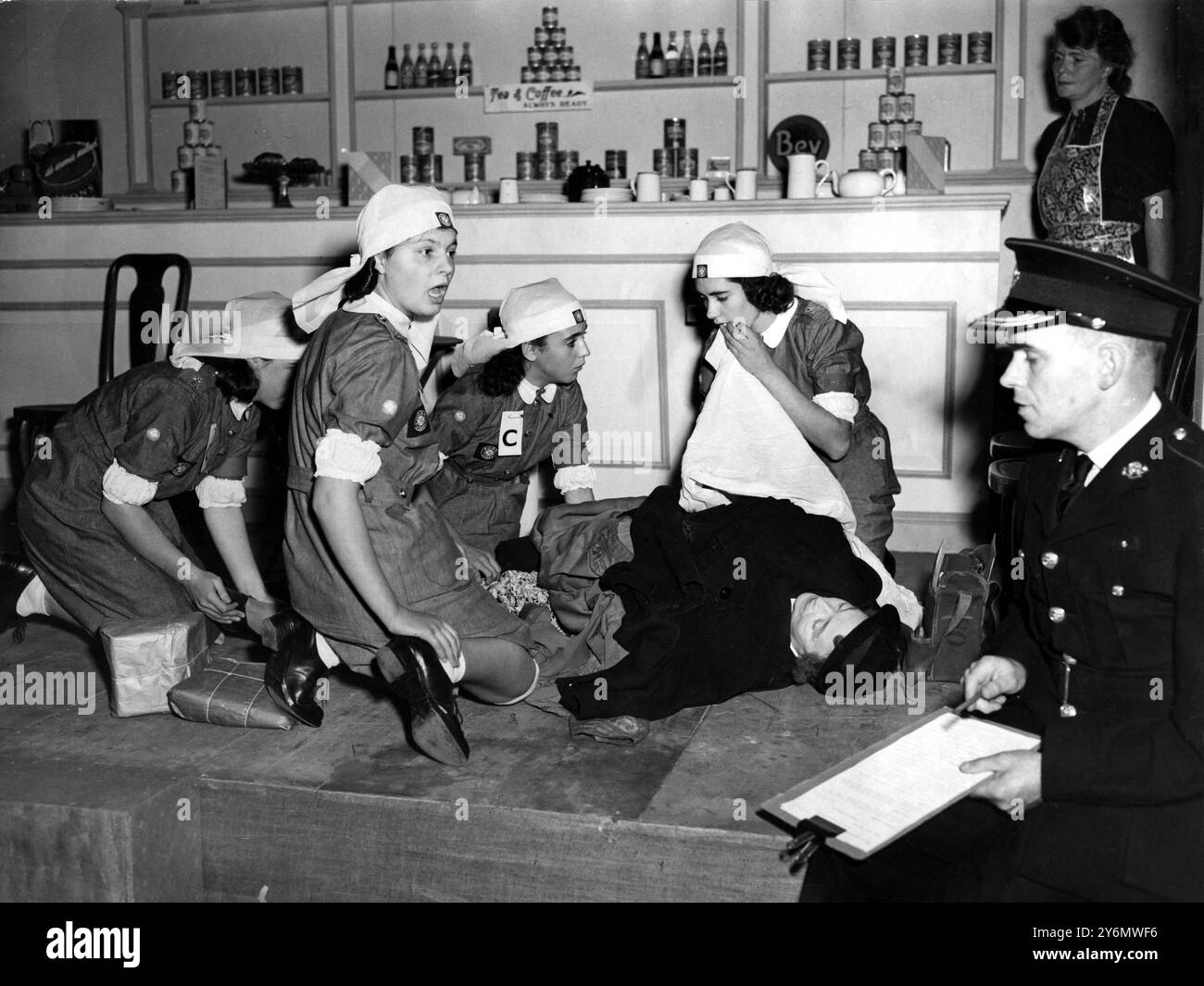 Premi per le concorsi nazionali di cadetti di St. John che devono essere fatti dalla principessa Margaret nella sua qualità di Comandante in Capo della St. John Ambulance Brigade Cadets a Central Hall, Westminster, più tardi oggi (venerdì) segna il culmine delle attività speciali di una settimana da parte della Brigata. Complessivamente, quarantadue squadre hanno preso parte a questa competizione annuale - la foto mostra il Treharris South Wales Junior Nursing Team che gareggia nel Concorso, mentre forniscono il primo soccorso a una vittima. - 22 ottobre 1948. - ©TopFoto Foto Stock