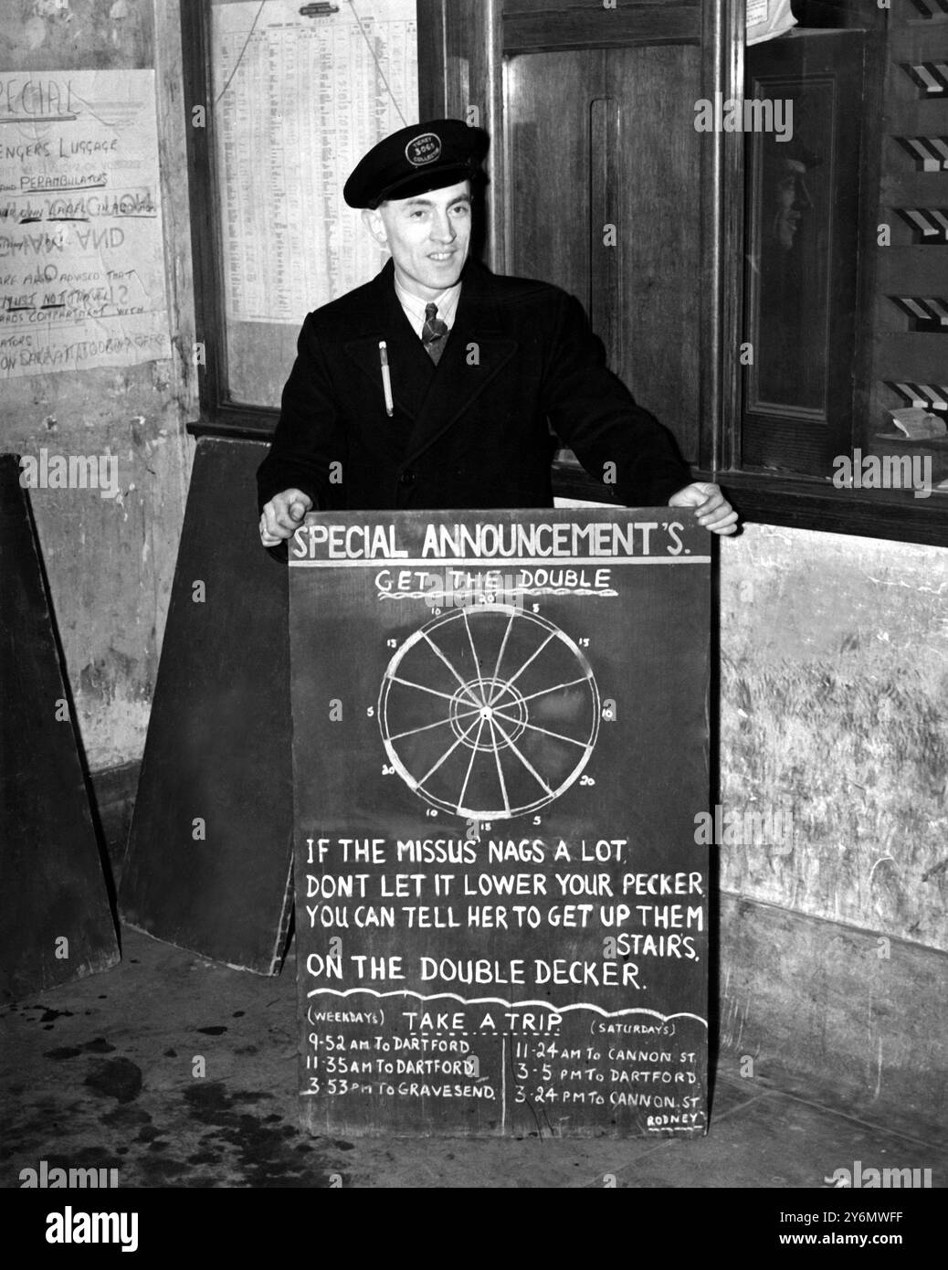 Norman Young, un collezionista di biglietti nella stazione ferroviaria di Erith (regione meridionale) con il suo poster realizzato in casa che pubblicizza i tempi del Double-Decker, l'ultimo materiale rotabile del sistema. 1950 Foto Stock