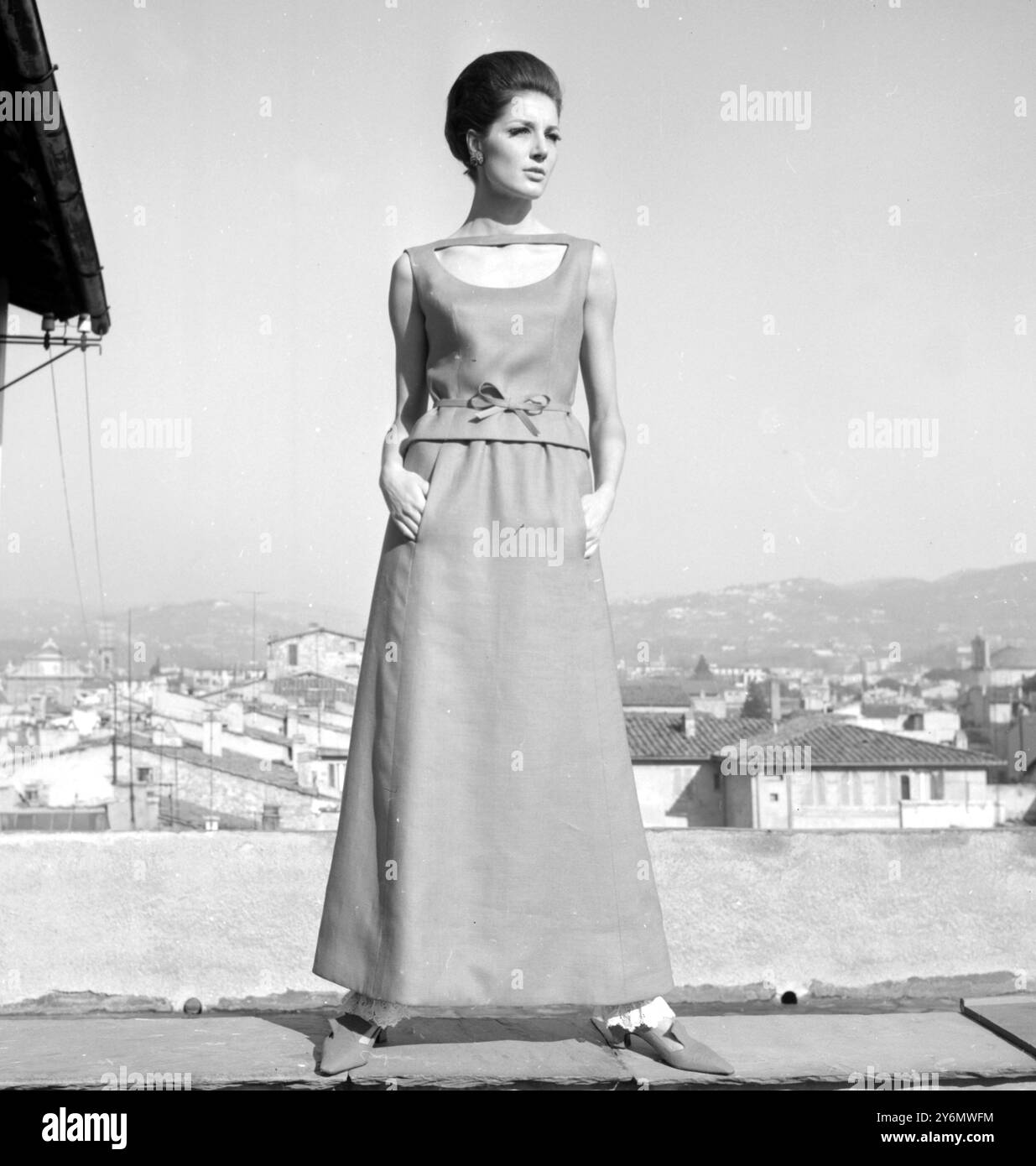 Sotto la gonna Foto e Immagini Stock in Bianco e Nero Alamy