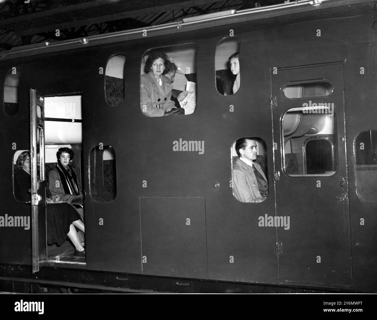 Herbert Morrison, Lord Presidente del Consiglio, partecipa all'inaugurazione alla stazione di Charing Cross del nuovo servizio ferroviario a due piani - i due treni a ponte sono progettati per superare la congestione delle linee per Dartford. Ogni treno a otto carrozze trasporta 1.016 passeggeri - un aumento di 176 - la ventilazione sul piano superiore è fornita dai ventilatori e sul ponte inferiore le finestre si aprono. 1 novembre 1949 Foto Stock