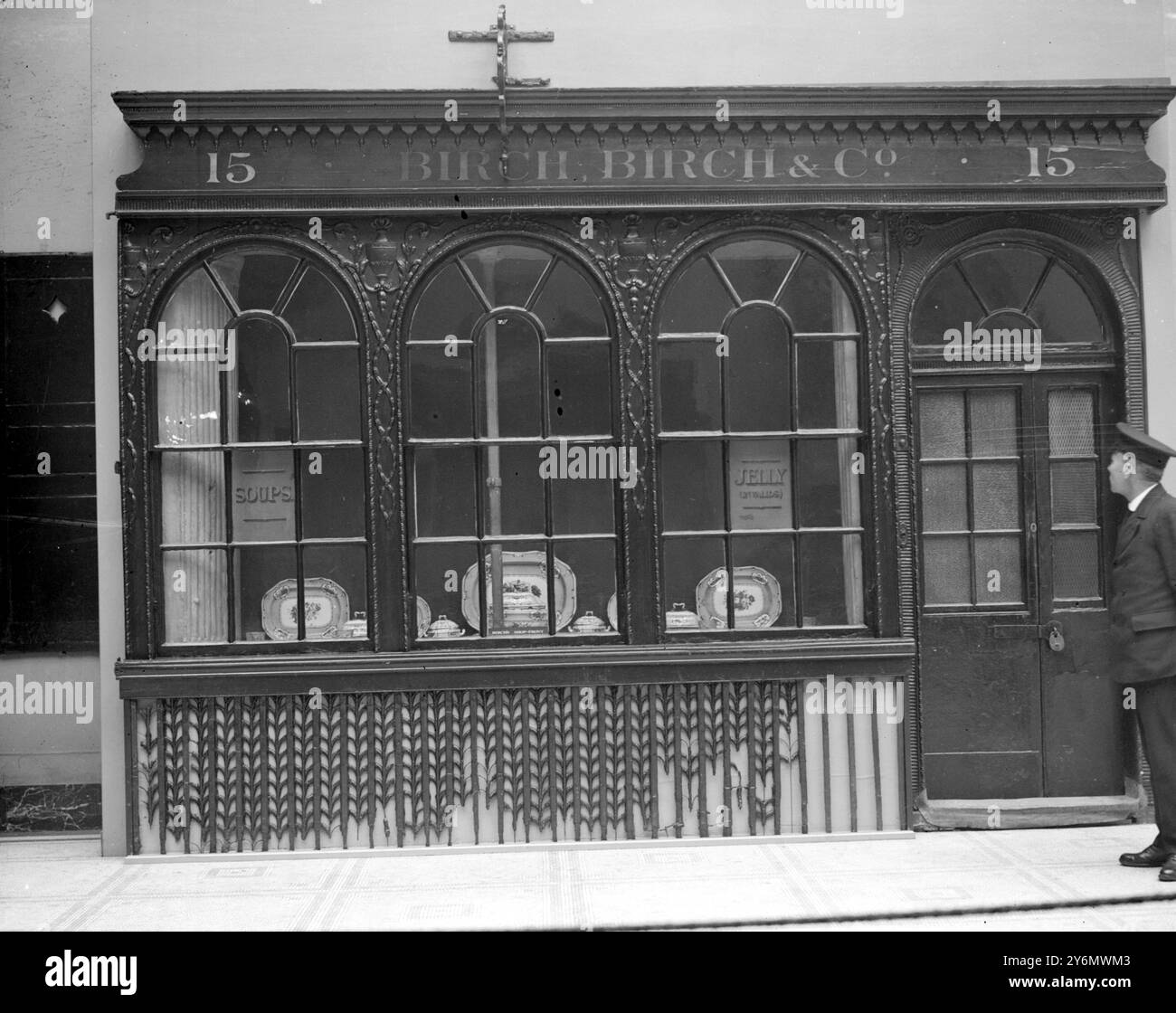 Londra il Victorian Albert Museum il famoso negozio di Birch's, Cornhill 26 novembre 1926 Foto Stock