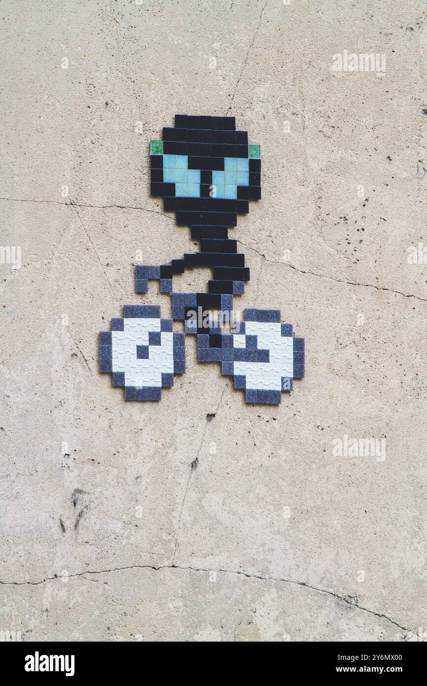 ile-de-France, Parigi, gli invasori del centro della Street Art, Alien in bicicletta Foto Stock