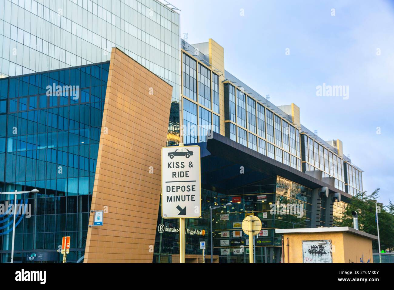 Belgio, Bruxelles, stazione Bruxelles-Midi, indicazioni. Baci e fai un giro Foto Stock