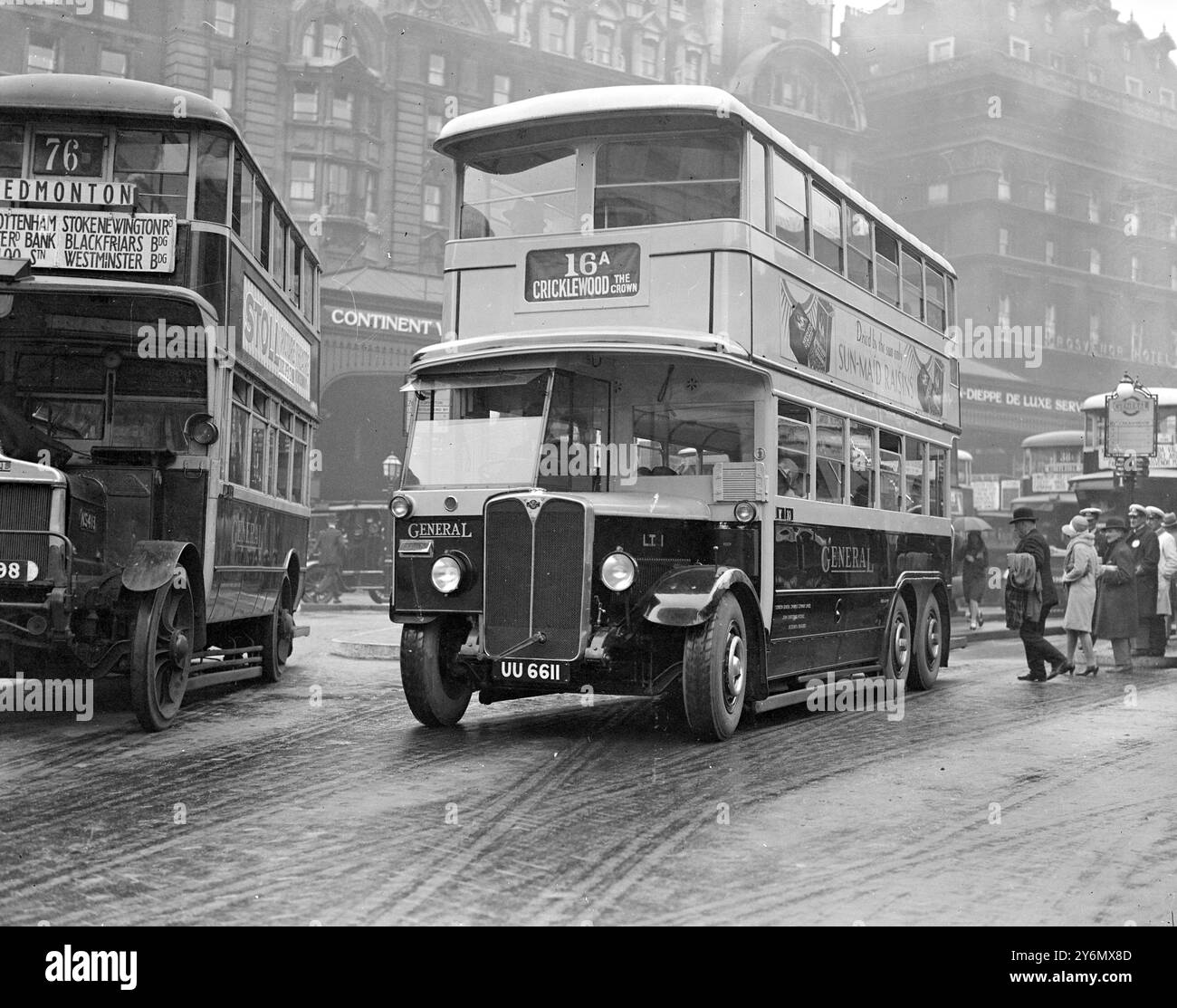 The London General Omnibus Company Bus. Autobus di lusso di tipo "L.T.". Si tratta di un veicolo a sei ruote con maggiore capacità, completamente rivestito su entrambi i ponti e dotato di un sistema di screening per tutte le condizioni meteorologiche per il conducente. 6 agosto 1929 Foto Stock