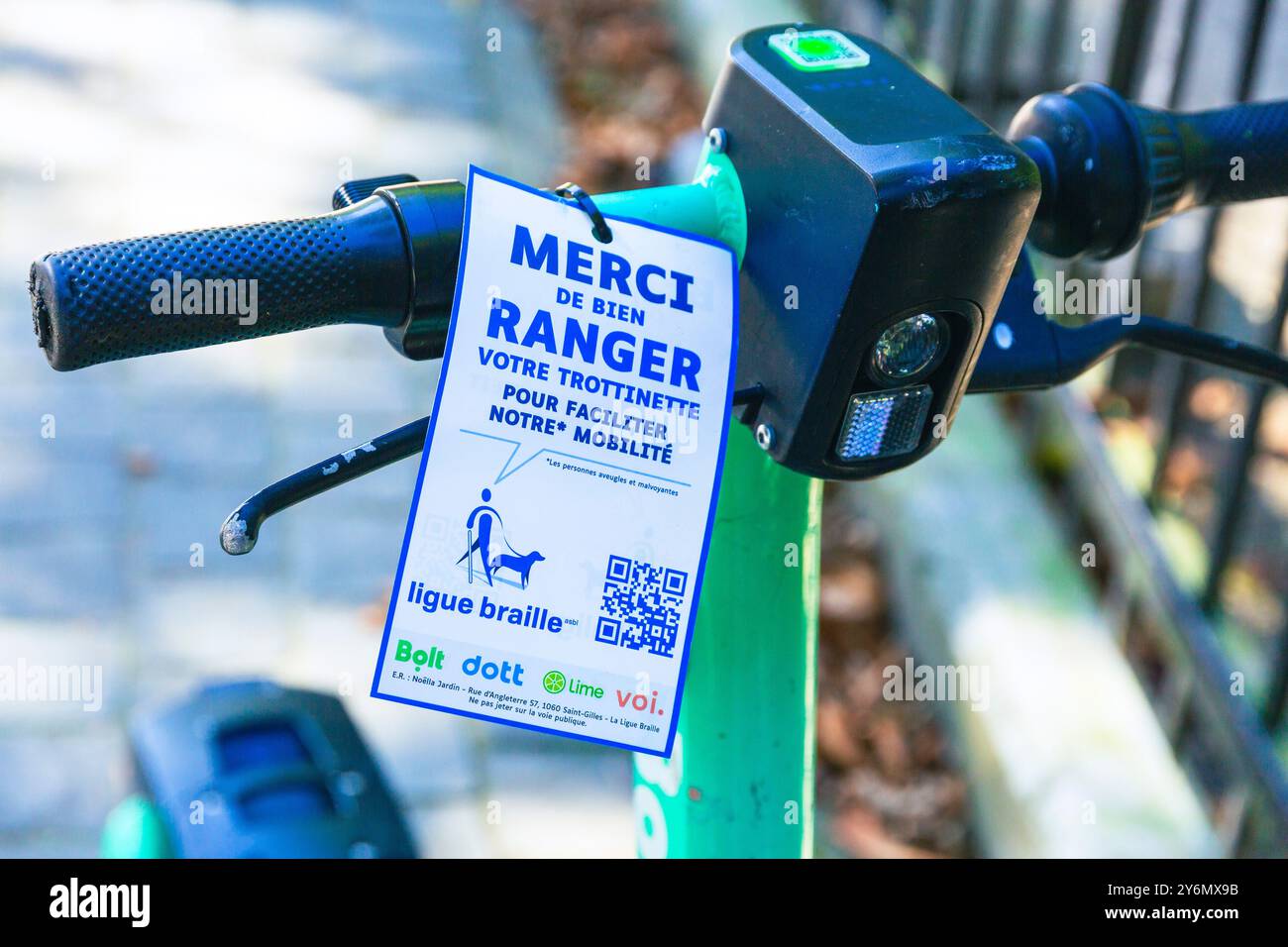 Belgio, Bruxelles, piccolo poster, installato su uno scooter dalla Braille League Foto Stock