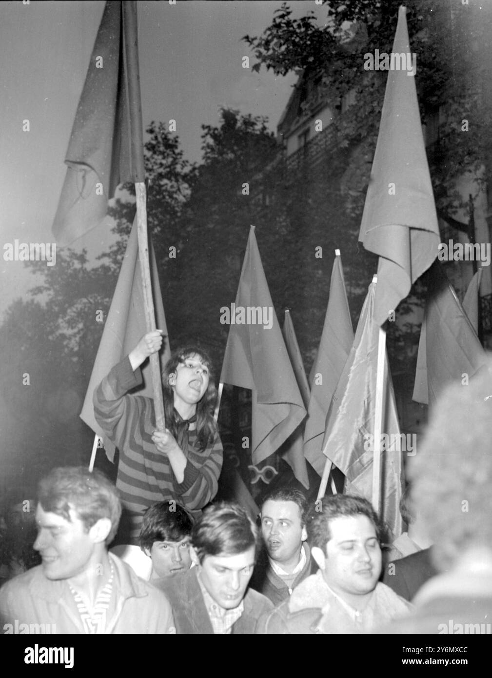 Parigi: Bandiera che porta gli studenti marciano sull'Assemblea nazionale francese il 22 maggio per protestare contro il divieto alla Francia del leader degli studenti di sinistra Daniel Cohn-Bendit. Erano guidati dall'UNEF (Associazione Nazionale studenti di sinistra) dal vicepresidente Jacques Sauvageot (centro) e dal segretario generale dei professori universitari M. Alain Geismar (destra). 25 maggio 1968 Foto Stock