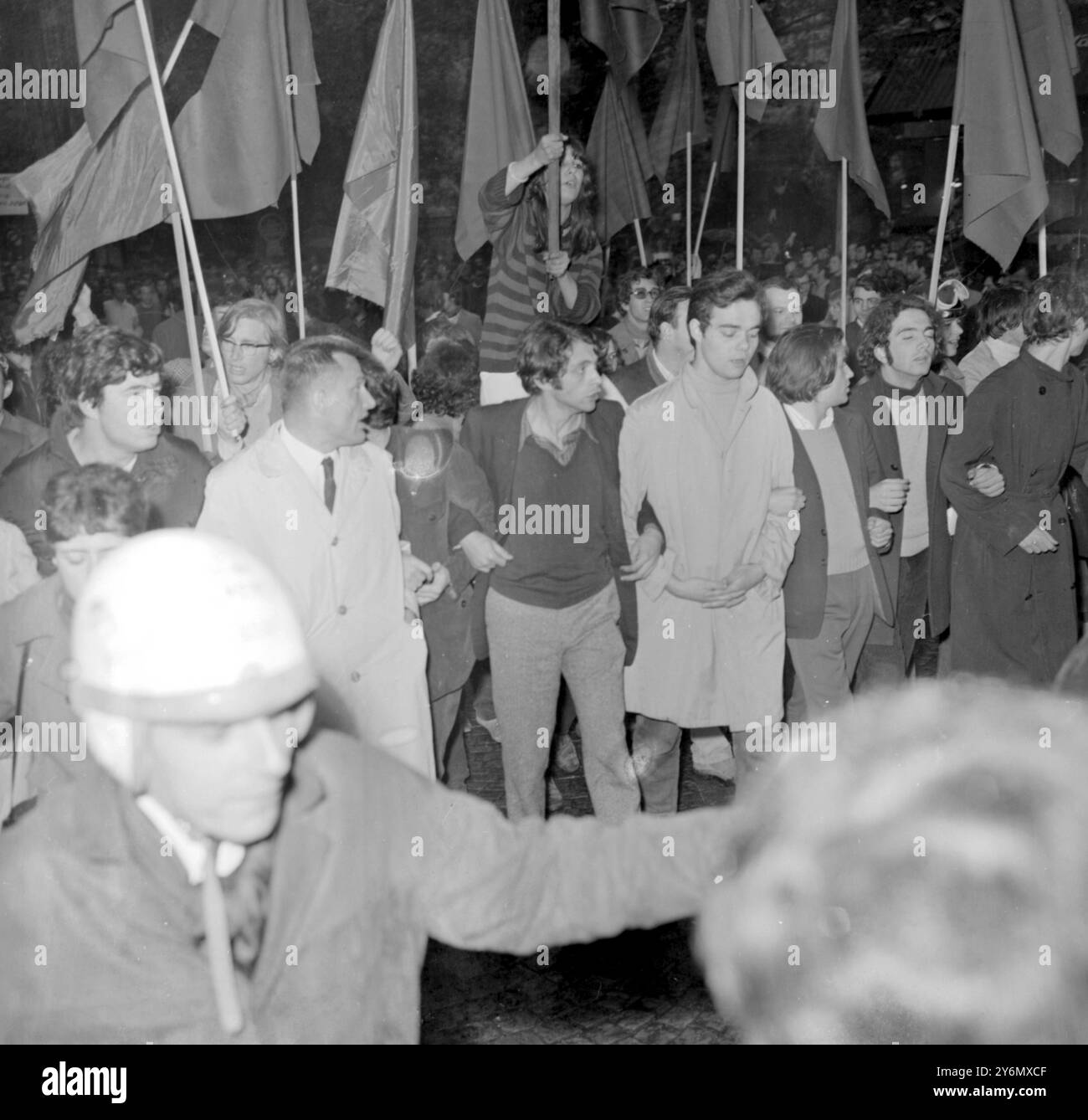 Parigi: Bandiera che porta gli studenti marciano sull'Assemblea nazionale francese il 22 maggio per protestare contro il divieto alla Francia del leader degli studenti di sinistra Daniel Cohn-Bendit. Erano guidati dall'UNEF (Associazione Nazionale studenti di sinistra) dal vicepresidente Jacques Sauvageot (centro) e dal segretario generale dei professori universitari M. Alain Geismar (destra). 25 maggio 1968 Foto Stock