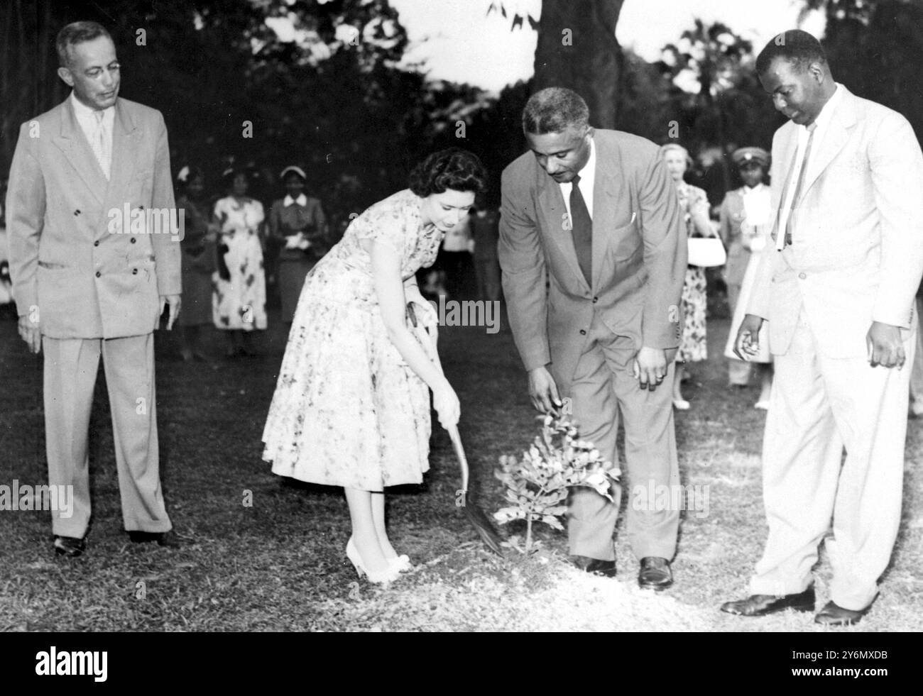 Principessa Margherita questa terra spazza su una pianta di alberi ai Giardini Botanici reali, Porto di Spagna, venerdì 4 febbraio, in commemorazione della sua visita a Trinidad, sulla sua destra si trova l'On. Victor Bryan, Minster of Agriculture and Lands. Sig. G.P.Blair, il funzionario agricolo è all'estrema destra e il sig. Holman Williams, alla sinistra. 9 febbraio 1955 Foto Stock